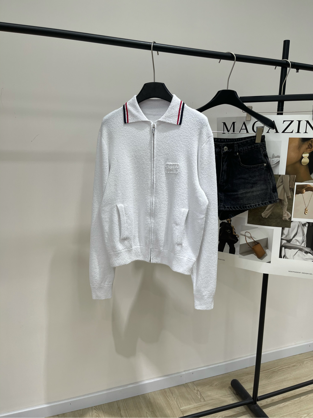 NO:453364,[M white circle yarn lapel zipper cardigan], fabric cotton circle yarn color white *｜Pure cotton zipper cardigan 25SS early autumn new style is available!  Double striped details evoke the aesthetics of men's sportswear through the loose fit and exquisite cotton circles of this cardigan. The texture adds a casual atmosphere. It can be matched with the same skirt, full of college style. Flat size S shoulder width 39, bust 96 elasticity, 56 length, sleeve length 64 M shoulder width 41, bust 100 elasticity, 58, sleeve length 65 L shoulder width 43, bust 104 elasticity, 60 length, sleeve length 66. Manual measurement will have 2~3cm errors that fall within the normal range, skirts, alexander wang19860909【M白色圈圈纱翻领拉链开衫】 ,面料棉质圈圈纱 颜色白色 *｜纯棉拉链开衫 25SS早秋新款上新！ 双条纹细节唤起男士运动服的美学 通过这款开衫的宽松版型和精致的棉质圈圈纱 质感增添休闲气息 可搭配同款半裙,学院风拉满 平铺尺码 S肩宽39,胸围96弹力,衣长56,袖长64 M肩宽41,胸围100弹力,衣长58,袖长65 L肩宽43,胸围104弹力,衣长60,袖长66 手工测量会有2~3cm误差属于正常范围,,skirts,alexander wang,Women's clothing