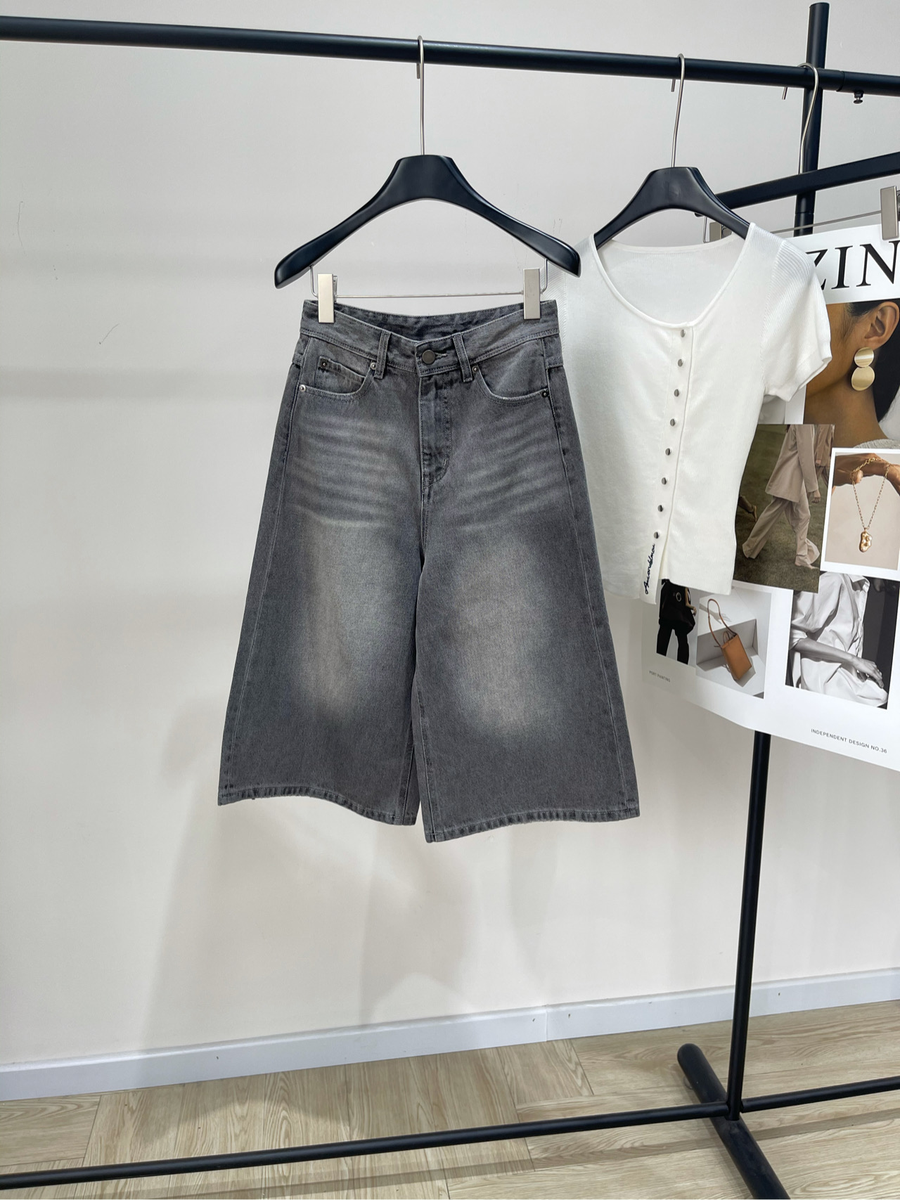 NO:454292,【LC smoke grey seven-quarter denim wide-leg pants】, fabric denim cotton color smoke grey low classic seven-quarter jeans The silhouette cut shows the length of legs, the length of the seven-quarter trousers is just right. The high-waist design improves the overall proportion, and everything looks good. Wide wide and slim, ykk zipper The style is super good-looking, slim and versatile. Flat size S waist 68, hip circumference 98, trousers length 71 M waist circumference 72, hip circumference 102, trousers length 72 L waist circumference 76, hip circumference 106, trousers length 73 Manual measurement will have 2~3cm errors within the normal range, jeans, alexander wang19860909【LC烟灰色七分牛仔阔腿裤】 ,面料牛仔棉 颜色烟灰色 low classic七分牛仔裤 廓形裁剪显腿长,七分裤长度刚刚好 高腰设计提升整体比例,搭配什么都好看 宽大显瘦,ykk拉链 版型超好看,显瘦又百搭 平铺尺码 S腰围68,臀围98,裤长71 M腰围72,臀围102,裤长72 L腰围76,臀围106,裤长73 手工测量会有2~3cm误差属于正常范围,,jeans,alexander wang,Women's clothing