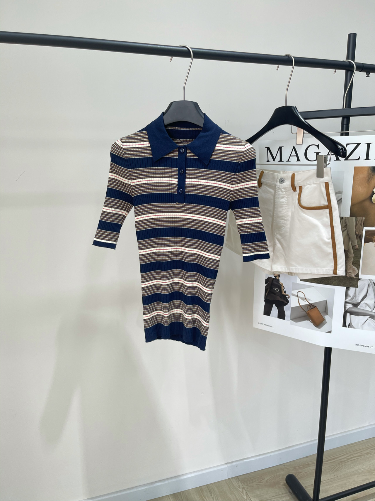 NO:454302,【P blue-brown pinstripe polo knitted short sleeves】, fabric cotton + spandex, color blue-brown pinstripe Prad* 25SS spring and summer new style, mid-color striped knitted polo short sleeve top, exclusive yb development!  High-end production!  The loom is long and has a college style outfit, versatile and age-reducing and fashionable!  Swiss machine 16-pin process fixed dyeing cotton yarn fabric!  Positioning embroidered letters, college-style girl outfit, slim fit style is not picky about people, and looks slim with big body!  Flat size S shoulder width 34, bust 66 large elasticity, garment length 65, sleeve length 33 M shoulder width 35, bust 70 large elasticity, garment length 66, sleeve length 34 L shoulder width 36, bust 74 large elasticity, garment length 67, sleeve length 35 manual measurement will have 2~3cm errors within the normal range, prada, T-shirt, alexander wang19860909【P蓝棕细条纹polo针织短袖】 ,面料棉+氨纶 颜色蓝棕细条纹 Prad* 25SS春夏新款 间色条纹针织polo短袖上衣 独家yb开发！高版出品！织机时间长 学院风穿搭,百搭减龄又时髦！ 瑞士机16针工艺定染棉纱面料！ 定位刺绣字母,学院风少女穿搭 修身版型不挑人上身巨显瘦！ 平铺尺码 S肩宽34,胸围66弹力大,衣长65,袖长33 M肩宽35,胸围70弹力大,衣长66,袖长34 L肩宽36,胸围74弹力大,衣长67,袖长35 手工测量会有2~3cm误差属于正常范围,,prada,T-shirt,alexander wang,Women's clothing