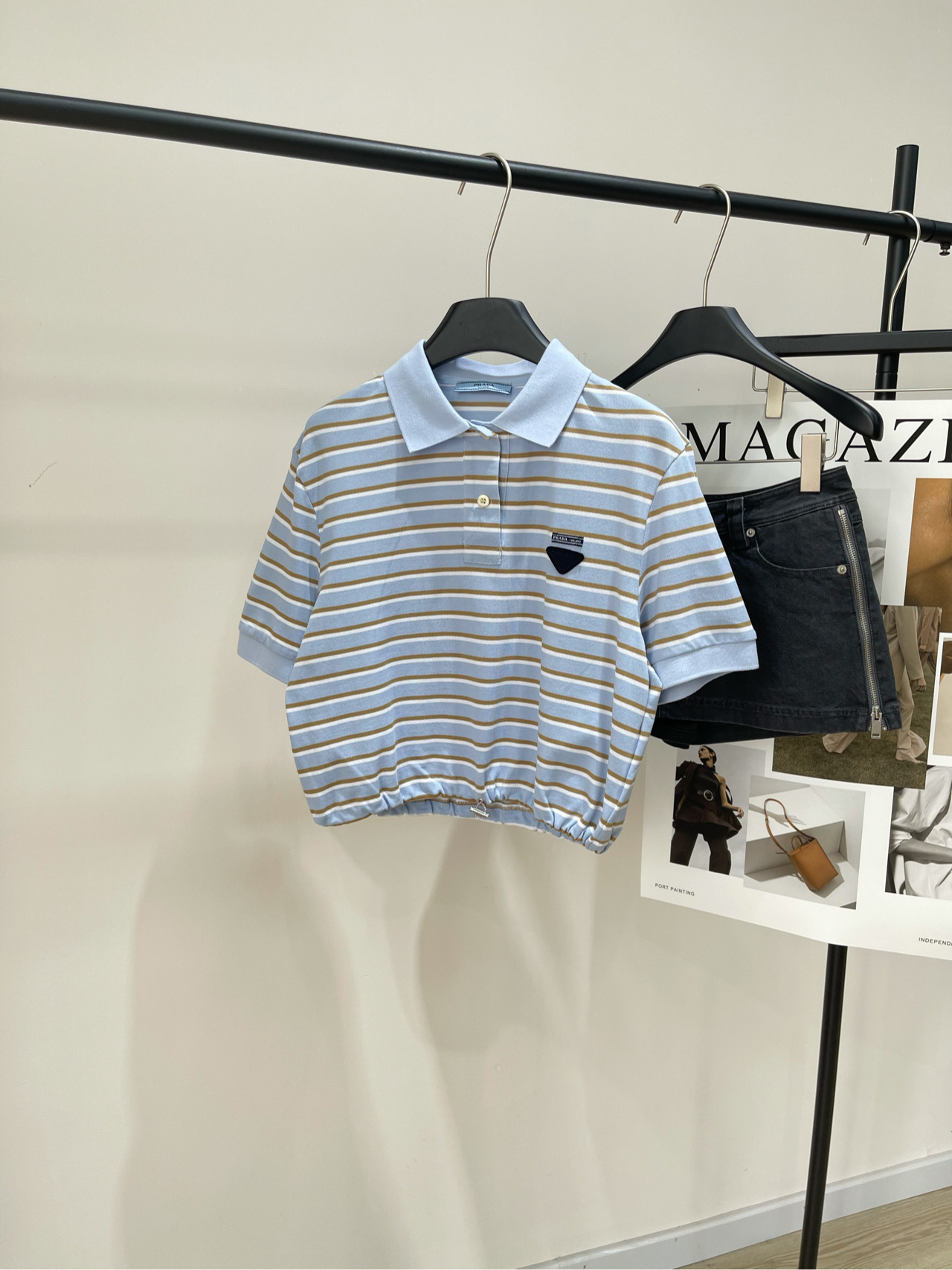 NO:454306,【P light blue striped triangle polo short-sleeved T】, fabric beaded floor cotton color light blue Pra25 new contrasting color logo embroidered letters Striped lapel lower foot drawstring short-sleeved top shipped soft and glutinous but not lose the skeleton feel classic contrasting color stripes, low-key and not exaggerated, simple and charming Lapel design, modify neck lines, chest embroidered letter logo design adds a sense of design in the overall casual atmosphere Fabric soft and delicate upper body without restraint Flat size S shoulder width 45, bust 108, 51, sleeve length 23 M shoulder width 46, bust 112, 52, sleeve length 24 L shoulder width 47, bust 116, 53, sleeve length 25 Manual measurement will have 2~3cm errors belong to the normal range, prada, T-shirt, alexander wang19860909【P浅蓝条纹三角标polo短袖T】 ,面料珠地棉 颜色浅蓝 Pra25新款撞色徽标刺绣字母 条纹翻领下脚抽绳短袖上衣出货 软软糯糯却又不失筋骨感 经典撞色条纹,低调不浮夸,简单有魅力 翻领设计,修饰颈部线条 胸前刺绣字母徽标设计 在整体的休闲氛围中增添设计感 面料柔软细腻上身无束缚感 平铺尺码 S肩宽45,胸围108,衣长51,袖长23 M肩宽46,胸围112,衣长52,袖长24 L肩宽47,胸围116,衣长53,袖长25 手工测量会有2~3cm误差属于正常范围,,prada,T-shirt,alexander wang,Women's clothing