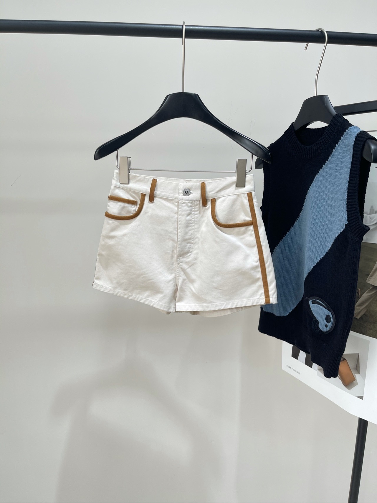 NO:456923,[M white deerskin velvet-edged denim shorts], fabric denim cotton + deerskin velvet color white *｜Denim jogging deerskin velvet shorts 25SS early autumn new style is available!  This denim and leather shorts are made of suede splicing. Button placket/match stitching/round front pocket/regular style. Applied embroidered letter logo is low-key and luxurious. Imported cotton denim enzyme washing fabric has a great texture. Flat size S waist 64, hip 88, trousers length 32 M waist 68, hip 92, trousers length 33 L waist 72, hip 96, trousers length 34. There will be 2~3cm errors in manual measurements., shorts, alexander wang19860909【M白色鹿皮绒边牛仔短裤】 ,面料牛仔棉+鹿皮绒 颜色白色 *｜牛仔拼鹿皮绒短裤 25SS早秋新款上新！ 这款牛仔和皮革短裤采用绒面拼接设计 纽扣门襟/匹配缝线/圆形前口袋/常规版型 贴布刺绣字母logo低调奢华 进口纯棉牛仔酵素洗水面料质感超赞 平铺尺码 S腰围64,臀围88,裤长32 M腰围68,臀围92,裤长33 L腰围72,臀围96,裤长34 手工测量会有2~3cm误差属于正常范围,,shorts,alexander wang,Women's clothing