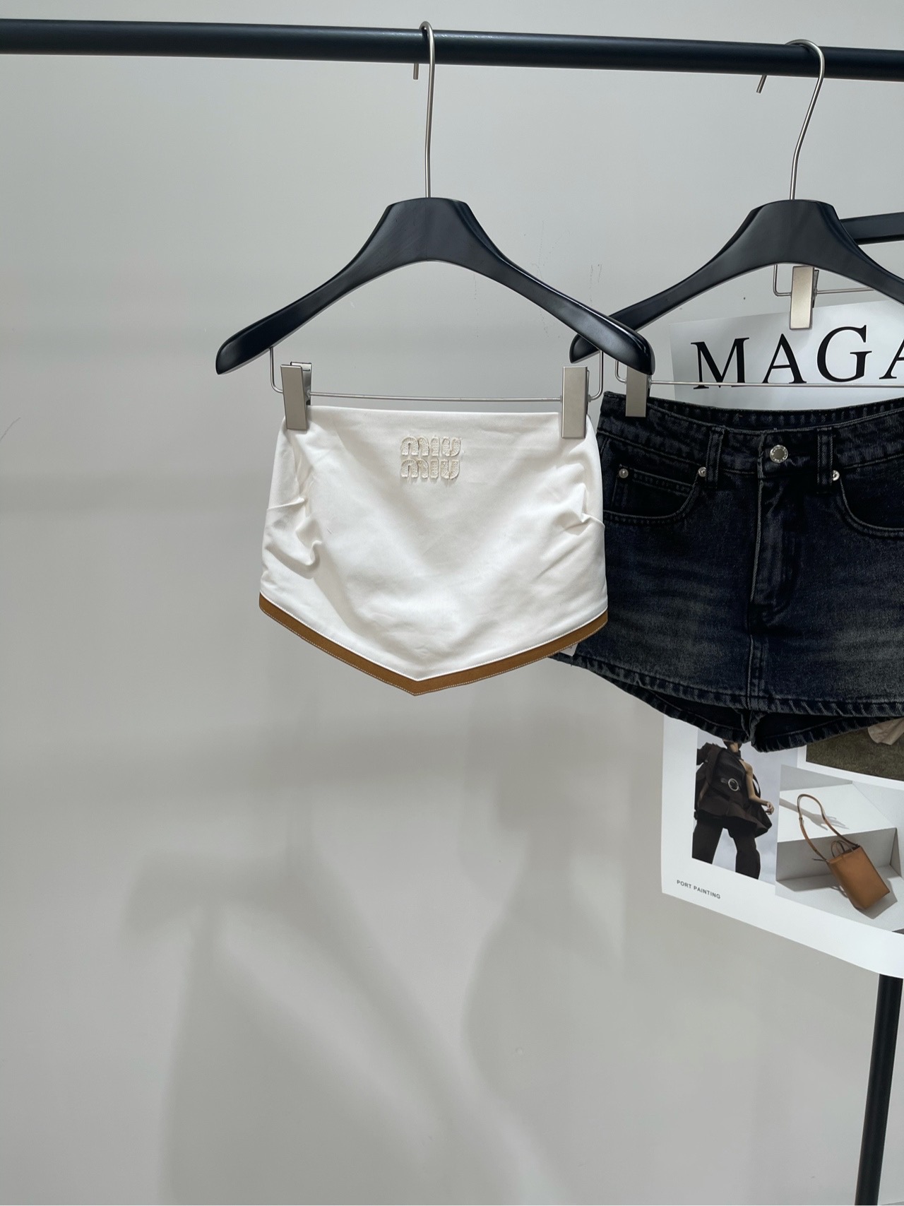 NO:456934,[M White Deer-Skin Scarf Square Scarf Leather Buckle Strap], Fabric Denim Cotton + Deer-Skin Scarf Color White *｜ Denim and Leather Turban Top 25SS Summer New Style!  The unique texture of white denim gives this headscarf top summer charm and highlights the contrasting suede leather details. It enriches the bold design and shows exquisite craftsmanship. Flat size F (one size) bust 75~80 (leather buckle adjustable), 27 length. Manual measurement will have 2~3cm errors that fall within the normal range. Alexander wang19860909【M白色鹿皮绒方巾皮扣抹胸】 ,面料牛仔棉+鹿皮绒 颜色白色 *｜牛仔和皮革头巾上衣 25SS夏季新款上新！ 白色牛仔布的独特质感赋予这款头巾上衣夏日魅力 并突显了对比鲜明的绒面皮革细节 丰富了大胆的设计,展现了精致的工艺 平铺尺码 F（均码）胸围75～80（皮扣可调）,衣长27 手工测量会有2~3cm误差属于正常范围,,alexander wang,Women's clothing