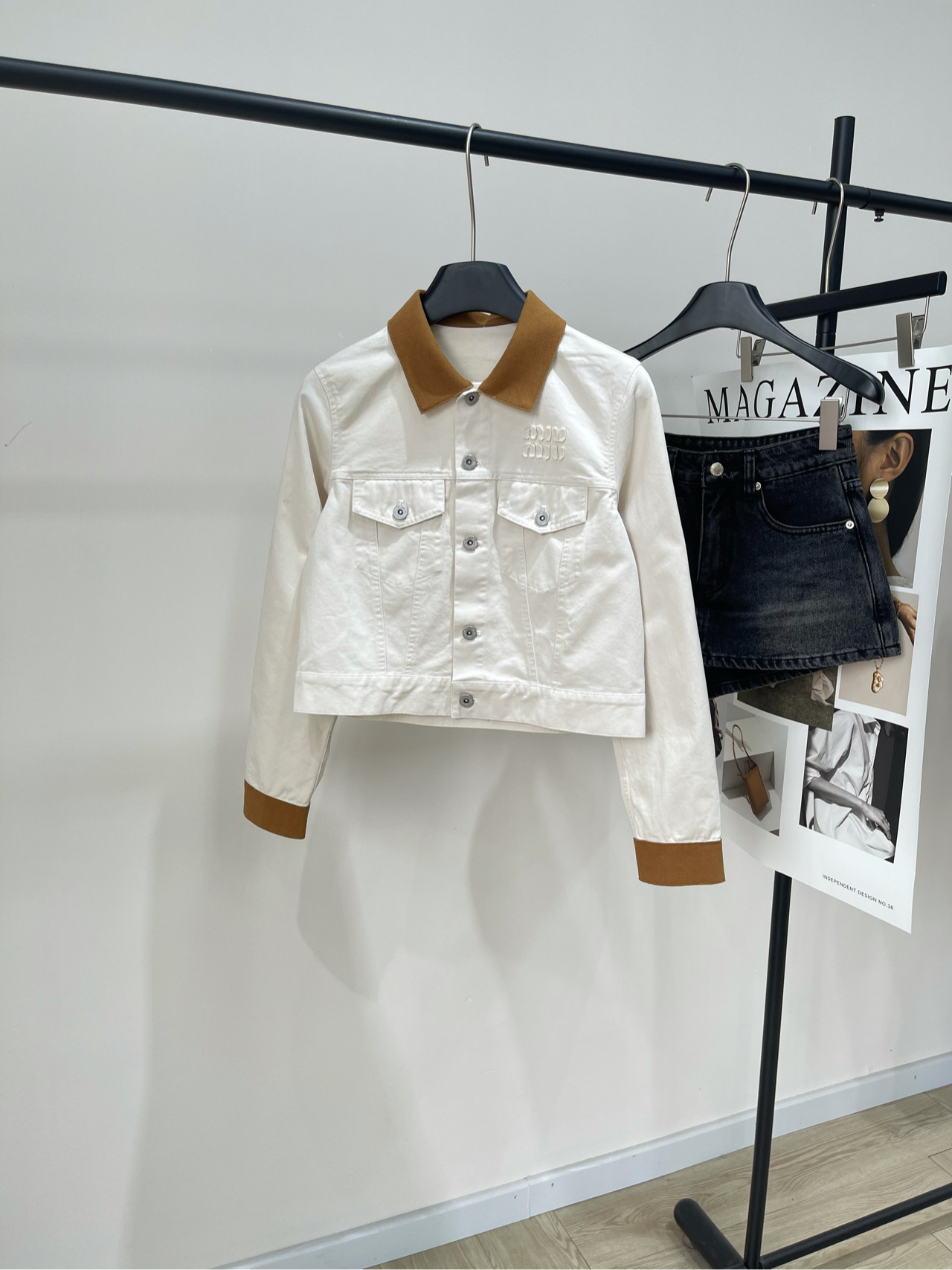 NO:456943,[M White Deer-Skinned Velvet-edged Denim Jacket], Fabric Denim Cotton + Deer-Skin Fleece Color White *｜Denim and Leather Short Jacket 25SS Early Autumn New Style!  This denim jacket uses a loose style with suede splicing design. Shirt-style neckline/button cuffs/match stitching low-level inlay pockets. Applied embroidered letter logo is low-key and luxurious. Imported pure cotton denim enzyme washing fabric has a great texture. Flat size S shoulder width 37, bust 86, garment length 47, sleeve length 58 M shoulder width 38, bust 90, garment length 48, sleeve length 59 L shoulder width 39, bust 94, garment length 49, sleeve length 60. Manual measurement will have 2~3cm errors that fall into the normal range., jackets & coats, jackets & coats,shirts,alexander wang19860909【M白色鹿皮绒边牛仔外套】 ,面料牛仔棉+鹿皮绒 颜色白色 *｜牛仔和皮革短夹克 25SS早秋新款上新！ 这款牛仔外套采用绒面拼接设计宽松版型 衬衫式领口/纽扣袖口/匹配缝线低位嵌线口袋 贴布刺绣字母logo低调奢华 进口纯棉牛仔酵素洗水面料质感超赞 平铺尺码 S肩宽37,胸围86,衣长47,袖长58 M肩宽38,胸围90,衣长48,袖长59 L肩宽39,胸围94,衣长49,袖长60 手工测量会有2~3cm误差属于正常范围,,jackets & coats,jackets & coats,shirts,alexander wang,Women's clothing