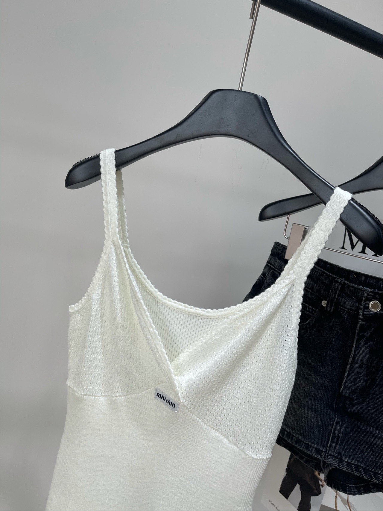 【M白色徽标深V针织吊带】🔺，面料：天丝棉颜色：白色𝐌𝐈𝐔 𝐌𝐈*｜细肩带背心25SS早秋新款上新！这款