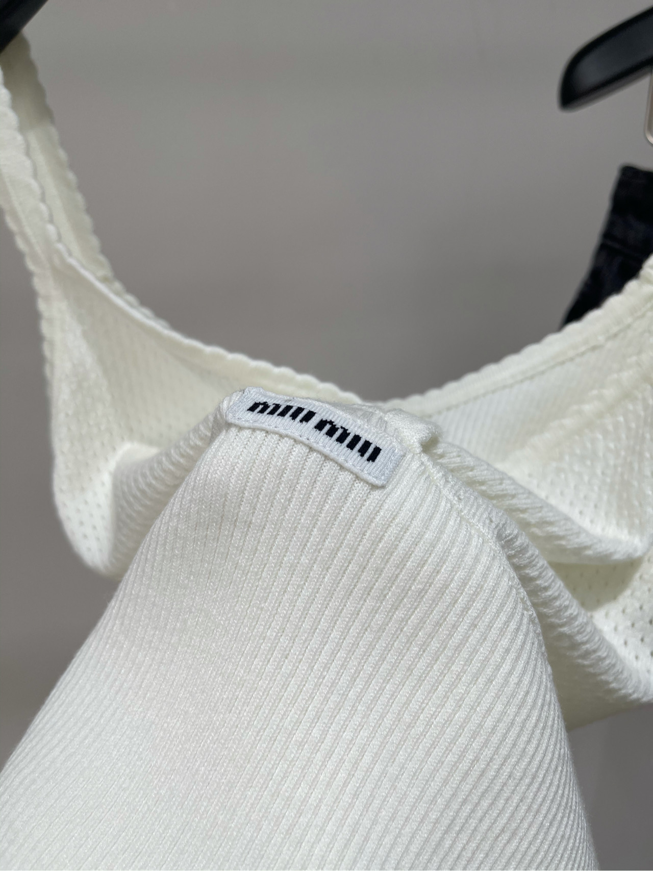 【M白色徽标深V针织吊带】🔺，面料：天丝棉颜色：白色𝐌𝐈𝐔 𝐌𝐈*｜细肩带背心25SS早秋新款上新！这款