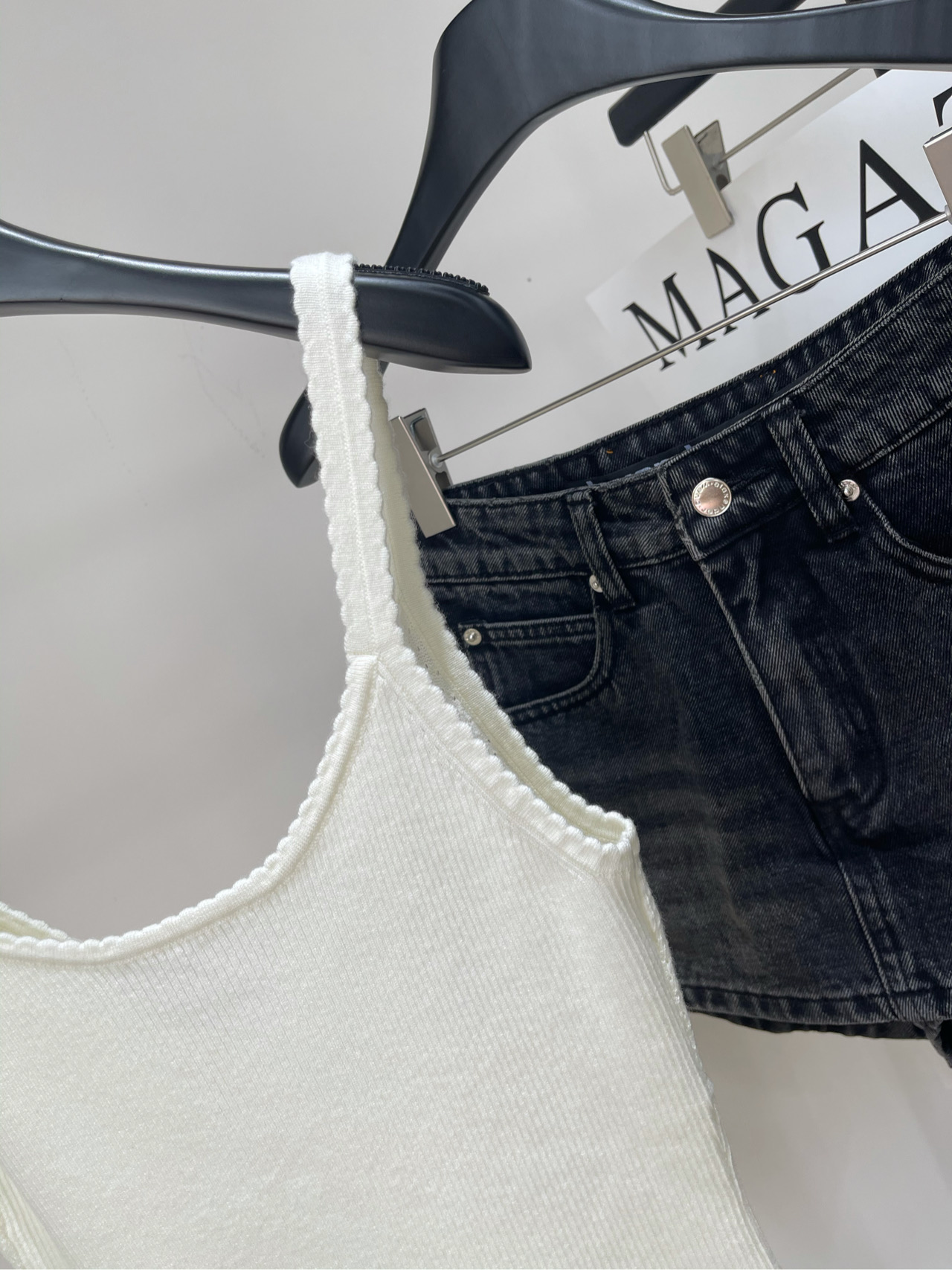 【M白色徽标深V针织吊带】🔺，面料：天丝棉颜色：白色𝐌𝐈𝐔 𝐌𝐈*｜细肩带背心25SS早秋新款上新！这款