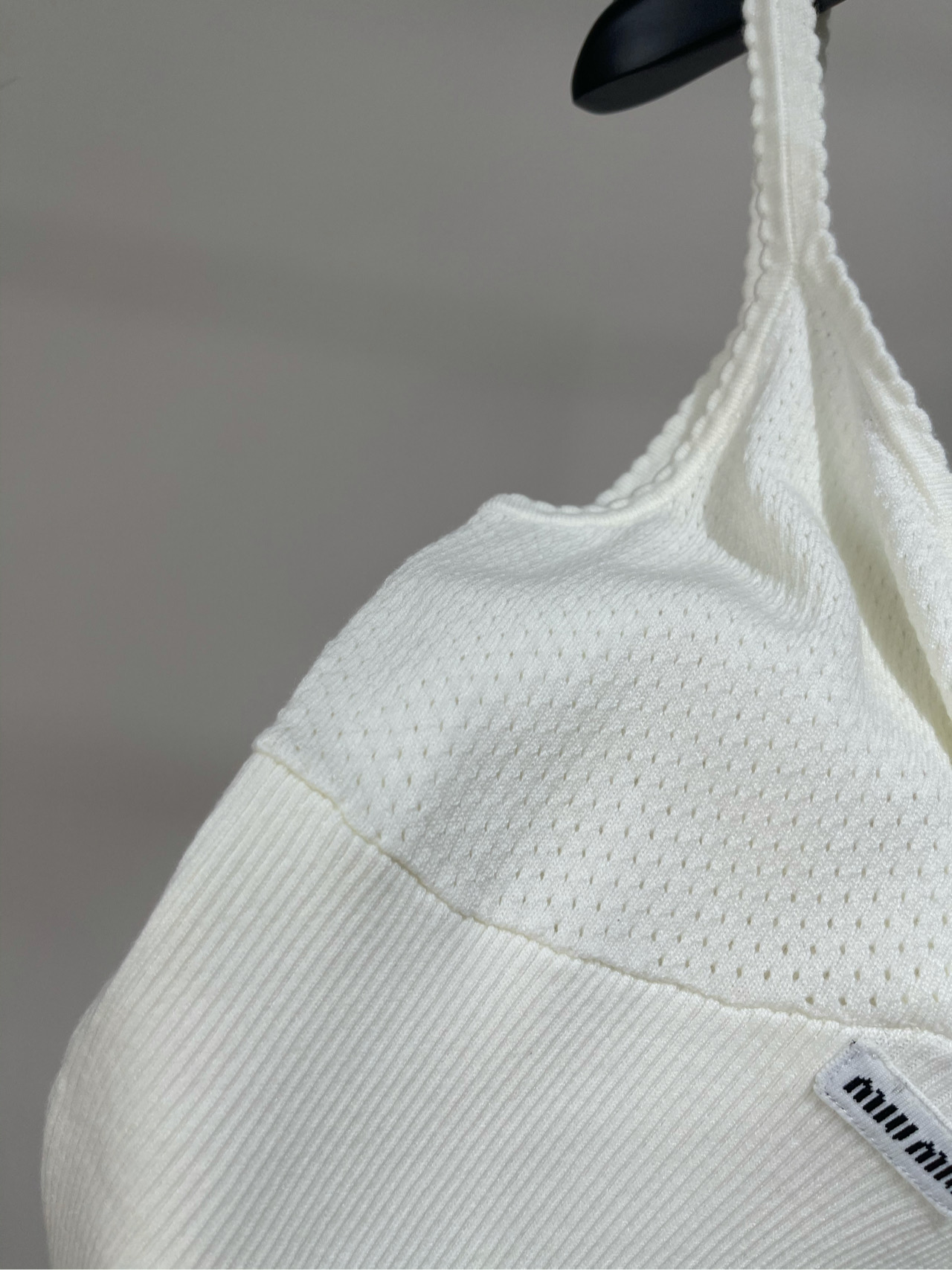 【M白色徽标深V针织吊带】🔺，面料：天丝棉颜色：白色𝐌𝐈𝐔 𝐌𝐈*｜细肩带背心25SS早秋新款上新！这款