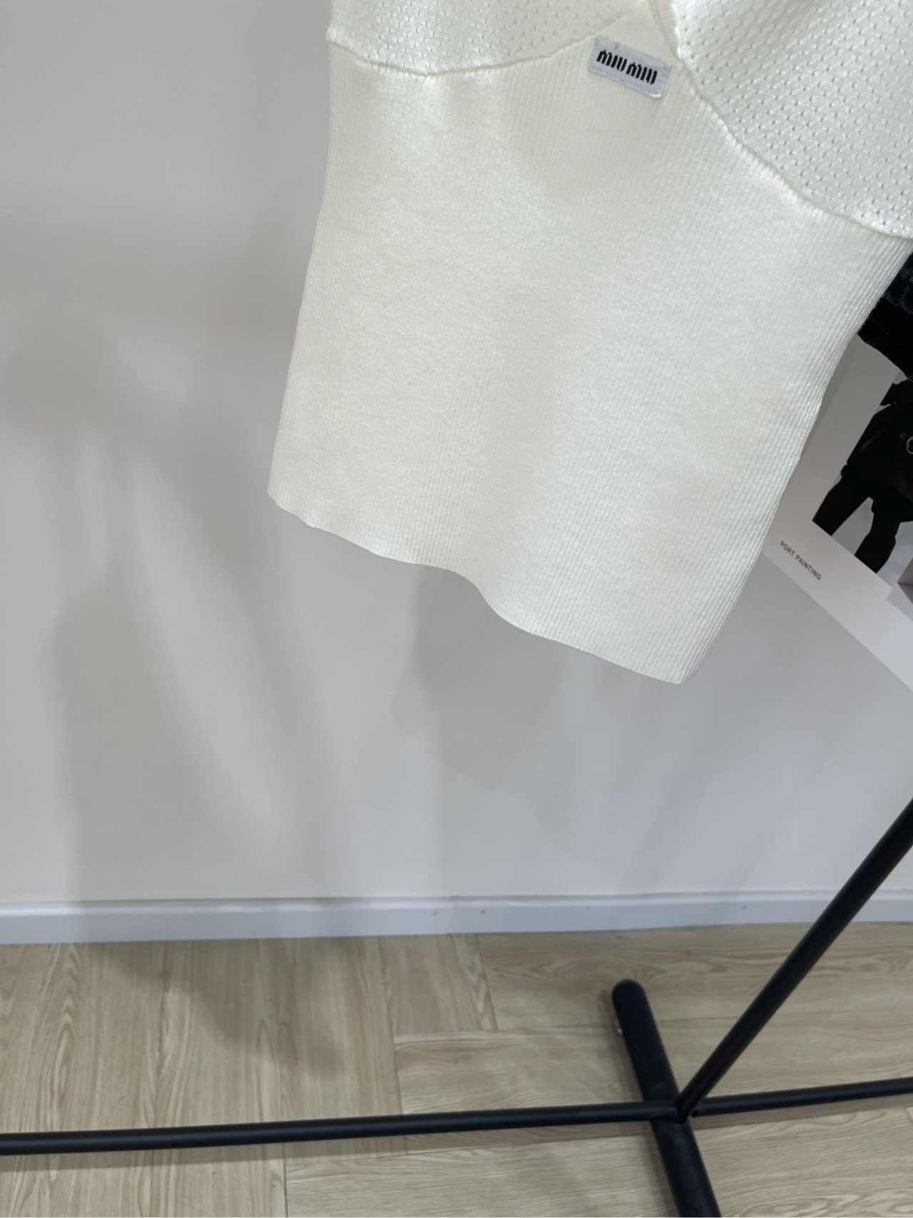 【M白色徽标深V针织吊带】🔺，面料：天丝棉颜色：白色𝐌𝐈𝐔 𝐌𝐈*｜细肩带背心25SS早秋新款上新！这款