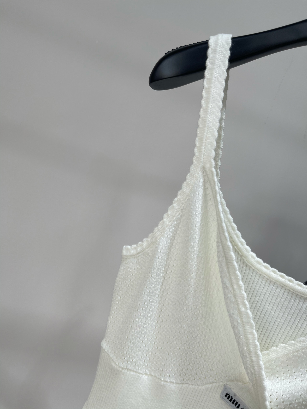 【M白色徽标深V针织吊带】🔺，面料：天丝棉颜色：白色𝐌𝐈𝐔 𝐌𝐈*｜细肩带背心25SS早秋新款上新！这款