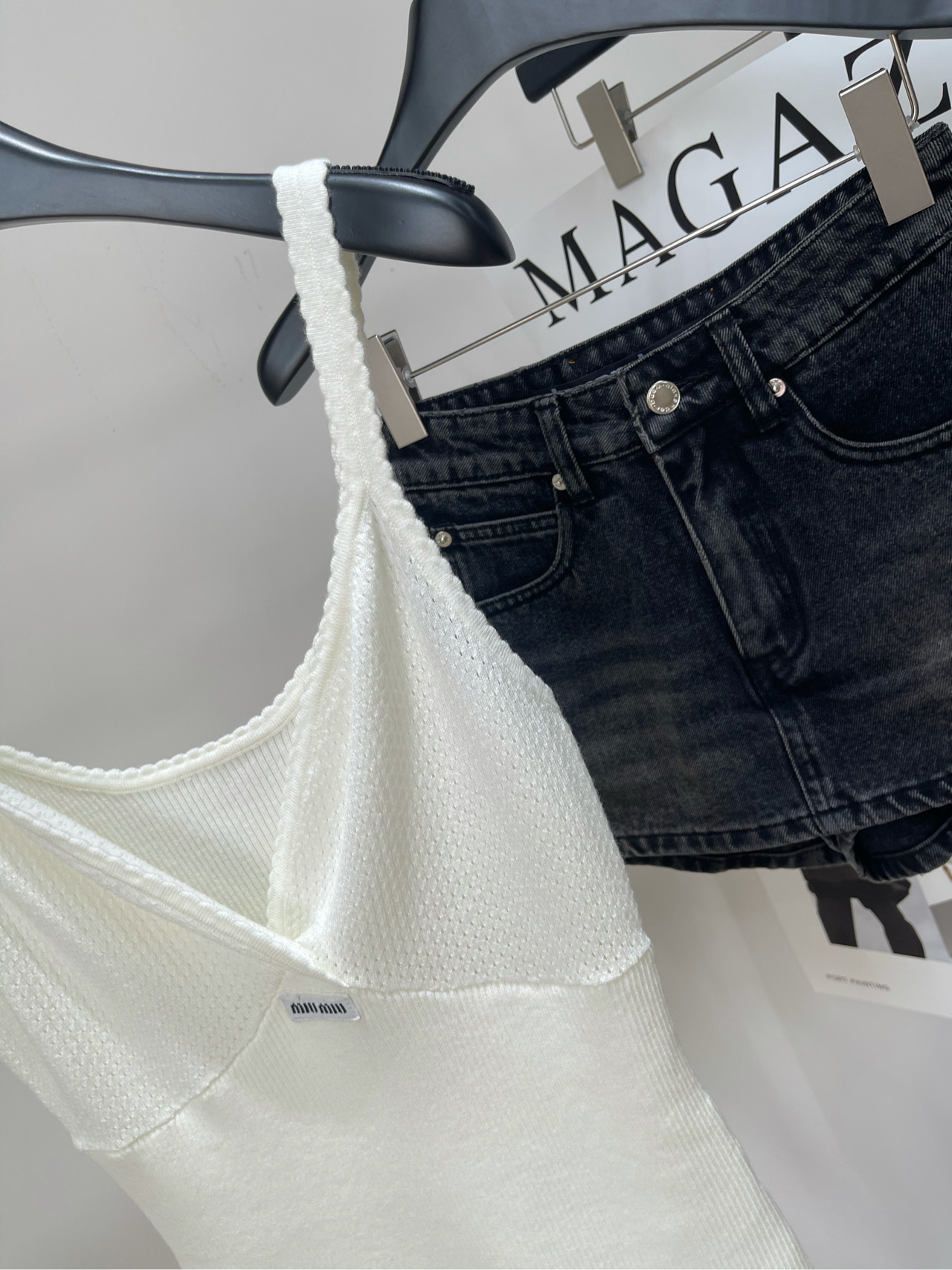 【M白色徽标深V针织吊带】🔺，面料：天丝棉颜色：白色𝐌𝐈𝐔 𝐌𝐈*｜细肩带背心25SS早秋新款上新！这款