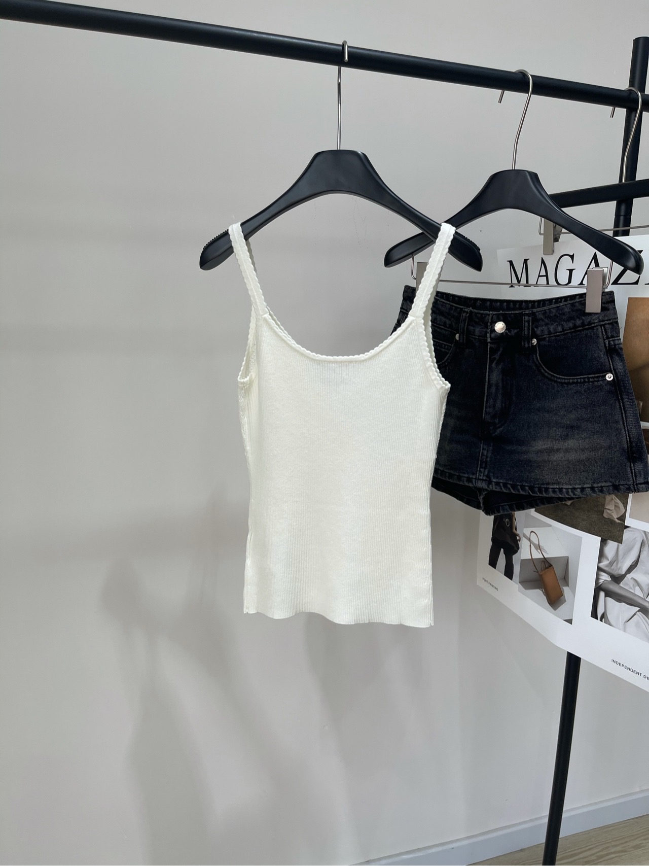 【M白色徽标深V针织吊带】🔺，面料：天丝棉颜色：白色𝐌𝐈𝐔 𝐌𝐈*｜细肩带背心25SS早秋新款上新！这款