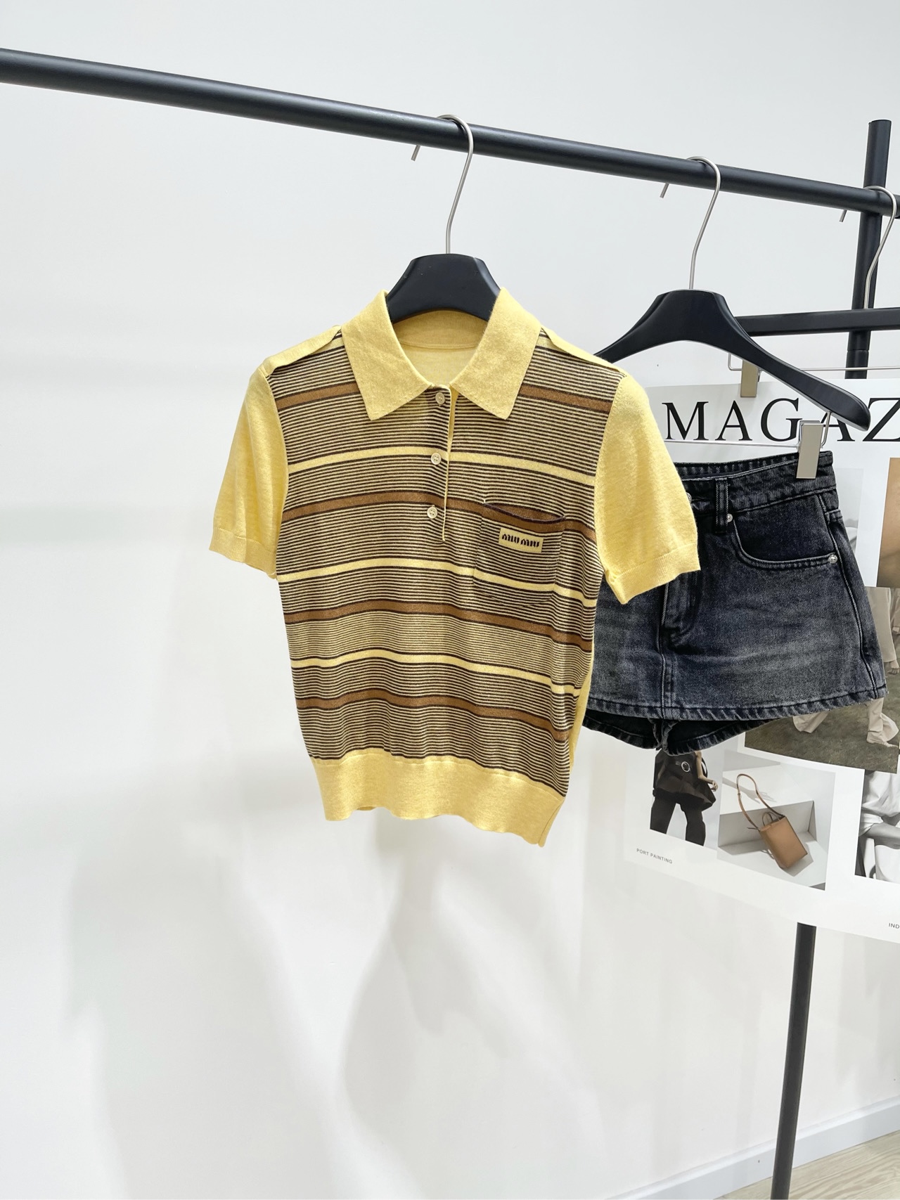 NO:457633,[M yellow-brown striped eavesaw polo knitted short sleeves], ultra-fine wool fabric, yellow color *｜Wool striped Polo shirt 25SS early autumn new style is available!  Contrasting stripes in the 1970s style highlight the exquisite graphic features of this exquisite wool Polo shirt. Shoulder with mother-of-pearl buttons and epaulettes. The chest pocket is decorated with inlaid lettering logos. Standard version. Flat size. S shoulder width 36, bust 78 elasticity. 48 length. Sleeve length. 20 M shoulder width 37, bust 82 elasticity. 49, sleeve length 21 L shoulder width 38, bust 86 elasticity. 50, sleeve length 22. Manual measurement will have 2~3cm errors. T-shirt, alexander wang.19860909【M黄棕条纹肩章polo针织短袖】 ,面料超细羊毛 颜色黄色 *｜羊毛条纹Polo 衫 25SS早秋新款上新！ 七十年代风格的撞色条纹 彰显这款精美羊毛Polo衫的精致图形特征 肩部配珍珠母钮扣肩章 胸袋上饰有镶嵌刻字徽标,标准版型 平铺尺码 S肩宽36,胸围78弹力,衣长48,袖长20 M肩宽37,胸围82弹力,衣长49,袖长21 L肩宽38,胸围86弹力,衣长50,袖长22 手工测量会有2~3cm误差属于正常范围,,T-shirt,alexander wang,Women's clothing
