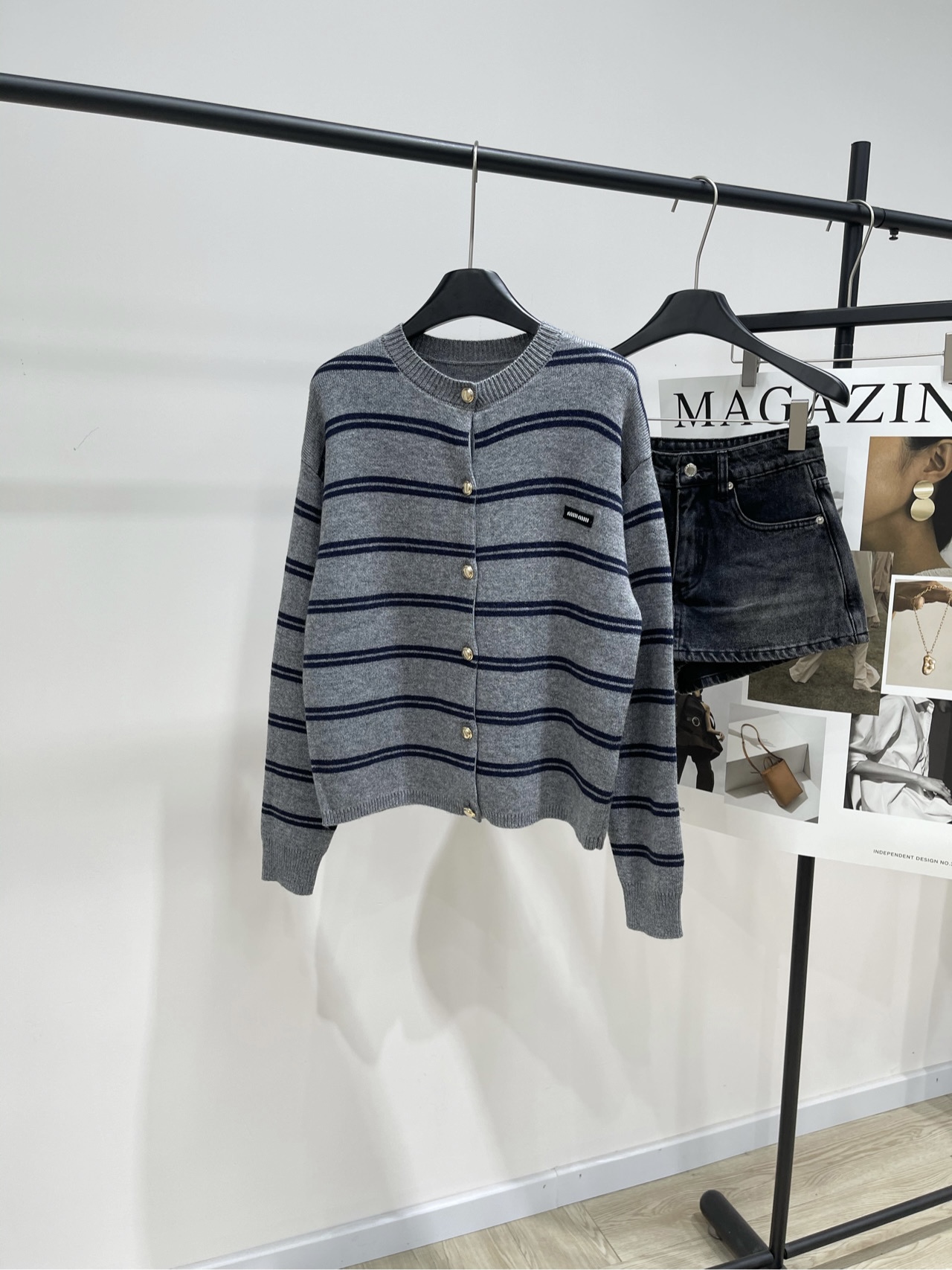 NO:457597,[M gray-blue striped gold button round neck cardigan], fabric wool blend, color gray-blue striped 25AW autumn and winter new style, gold button contrasted striped knit cardigan jacket, simple and leisurely blended with modern atmosphere, reinterpreting the basic style with a different detail design, the fabric is crisp and delicate, comfortable inside, exquisite double knitting technology, presenting a quantitative texture effect, striped contrasted color splicing, embroidered logo patches add iconic elements, add fashionable attitude, loose tailoring of the gold button plaid creates a recognizable retro style!  Flat size S shoulder width 46, bust 100, garment length 54, sleeve length 56 M shoulder width 48, bust 104, garment length 56, sleeve length 57 L shoulder width 50, bust 108, garment length 58, sleeve length 58. Manual measurement will have 2~3cm errors within the normal range, Jackets & coats, alexander wang19860909【M灰蓝条纹金扣圆领开衫】 ,面料羊毛混纺 颜色灰蓝条纹 25AW秋冬新款 金扣撞色条纹针织开衫外套 简约闲适糅合摩登氛围 以别样的细节设计重释基础款式 面料质感挺括细腻,舒适内里 精致双针织工艺,呈现量感纹理效果 条纹撞色拼接 刺绣徽标贴饰增添标志性元素 平添时髦态度,金色纽扣开襟的宽松剪裁 塑造极具辨识度的复古格调！ 平铺尺码 S肩宽46,胸围100,衣长54,袖长56 M肩宽48,胸围104,衣长56,袖长57 L肩宽50,胸围108,衣长58,袖长58 手工测量会有2~3cm误差属于正常范围,,jackets & coats,alexander wang,Women's clothing