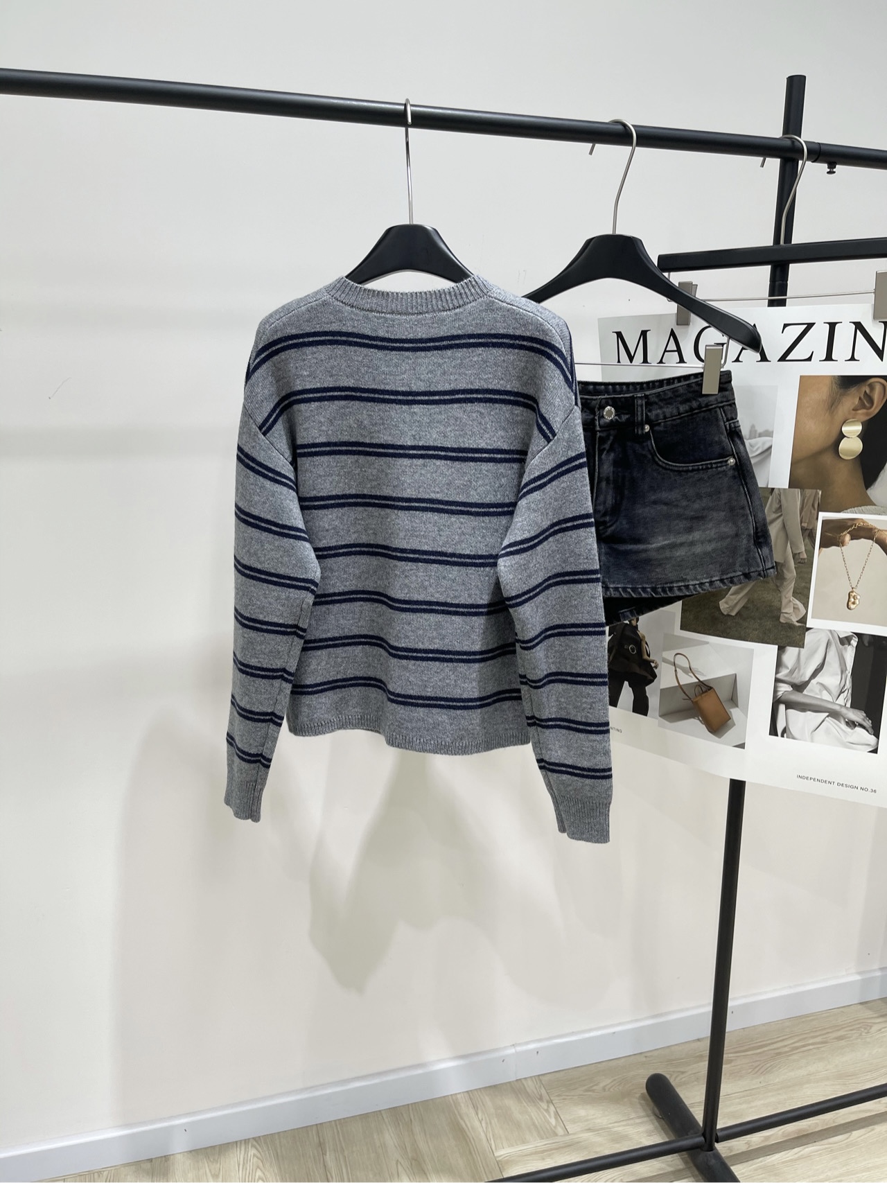 【M灰蓝条纹金扣圆领开衫】🔺，面料：羊毛混纺颜色：灰蓝条纹25AW秋冬新款 金扣撞色条纹针织开衫外套🧩简