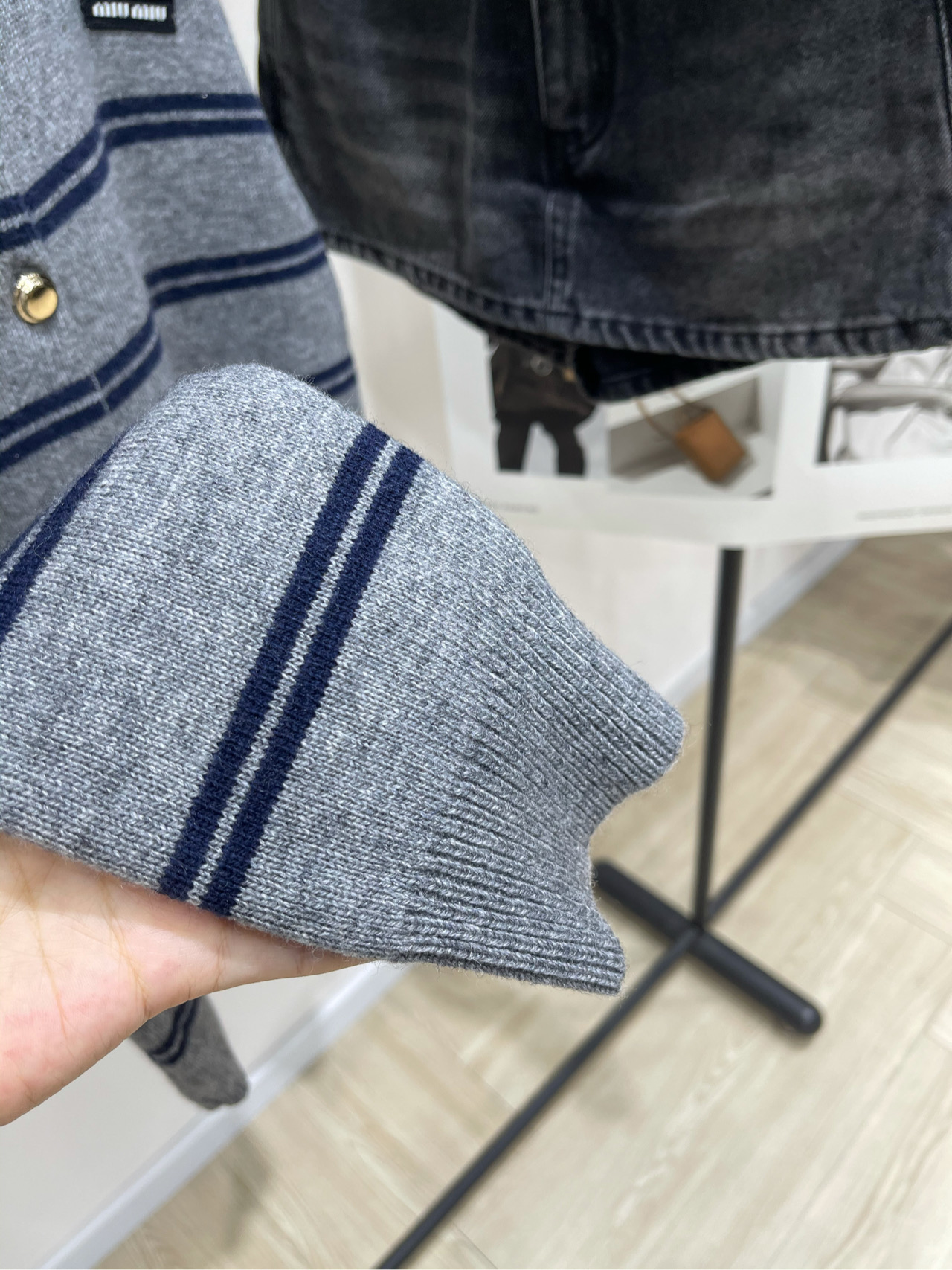 【M灰蓝条纹金扣圆领开衫】🔺，面料：羊毛混纺颜色：灰蓝条纹25AW秋冬新款 金扣撞色条纹针织开衫外套🧩简