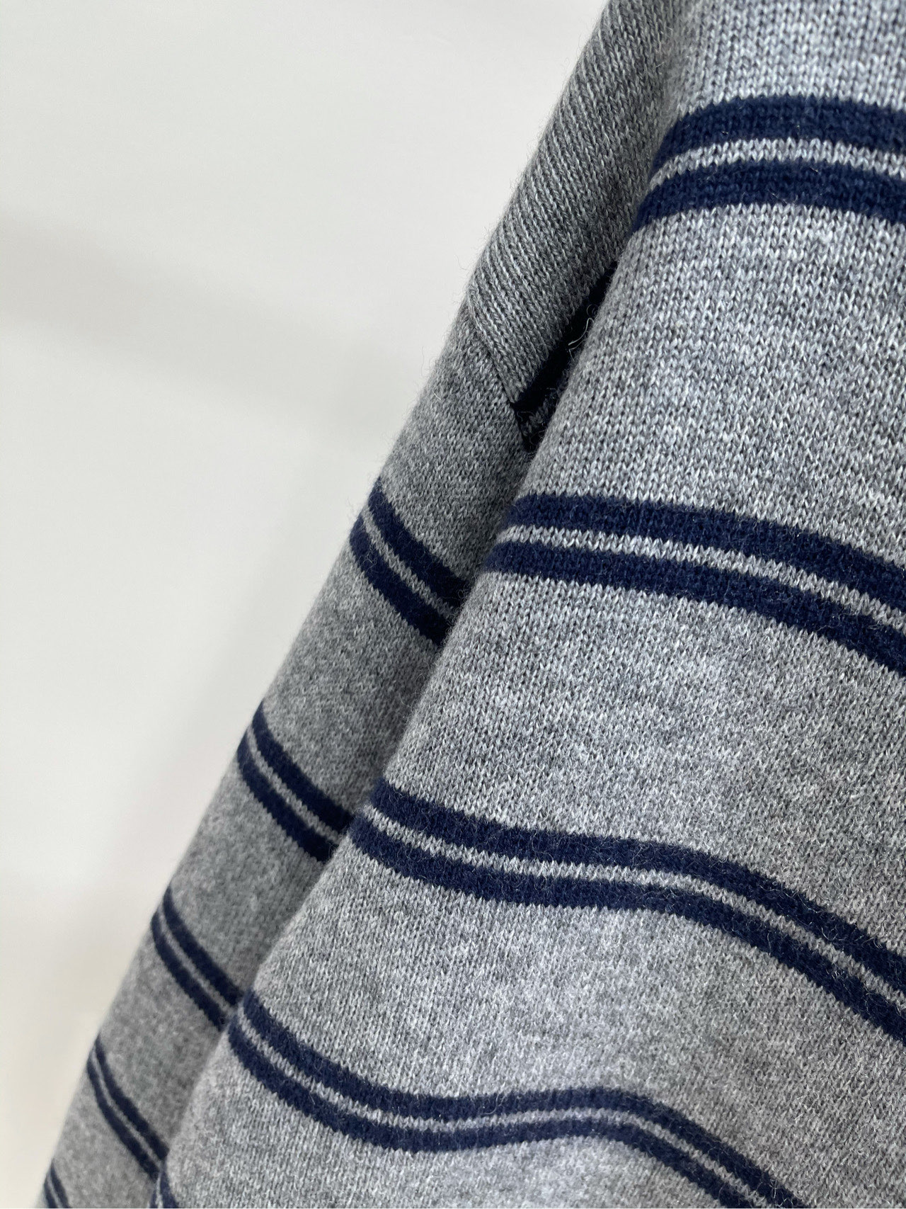 【M灰蓝条纹金扣圆领开衫】🔺，面料：羊毛混纺颜色：灰蓝条纹25AW秋冬新款 金扣撞色条纹针织开衫外套🧩简