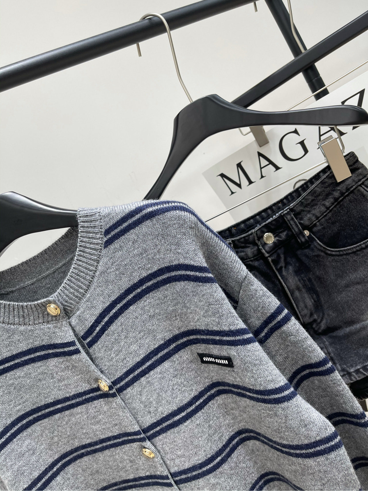 【M灰蓝条纹金扣圆领开衫】🔺，面料：羊毛混纺颜色：灰蓝条纹25AW秋冬新款 金扣撞色条纹针织开衫外套🧩简