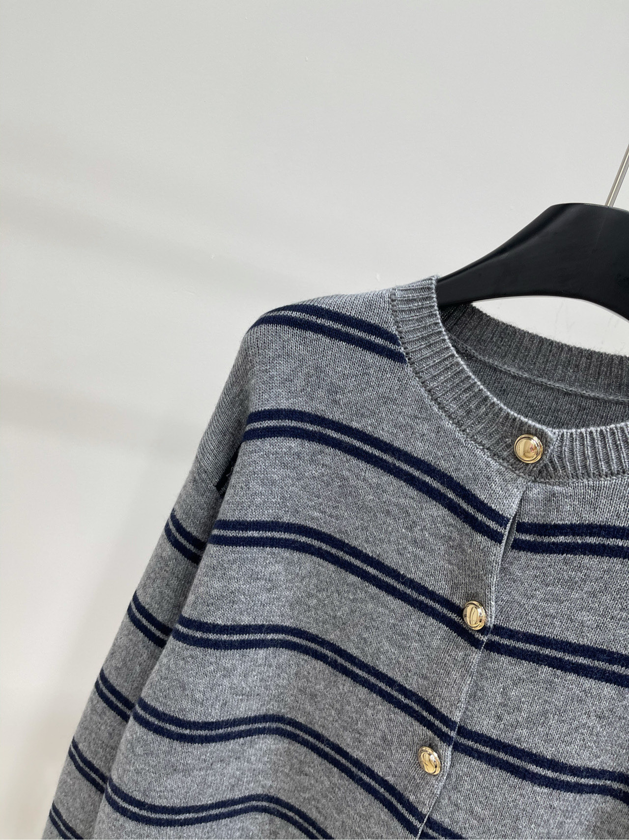 【M灰蓝条纹金扣圆领开衫】🔺，面料：羊毛混纺颜色：灰蓝条纹25AW秋冬新款 金扣撞色条纹针织开衫外套🧩简