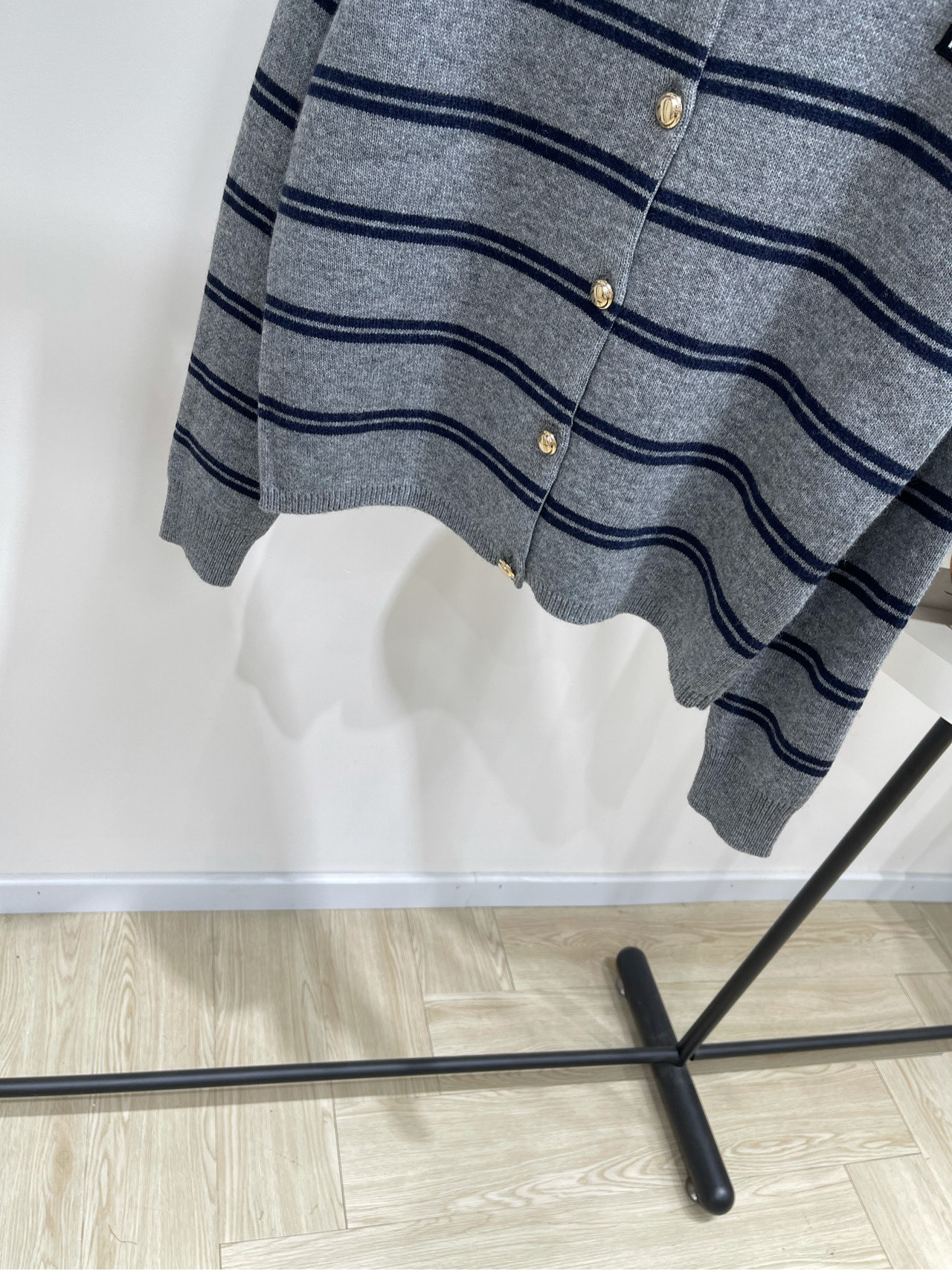 【M灰蓝条纹金扣圆领开衫】🔺，面料：羊毛混纺颜色：灰蓝条纹25AW秋冬新款 金扣撞色条纹针织开衫外套🧩简