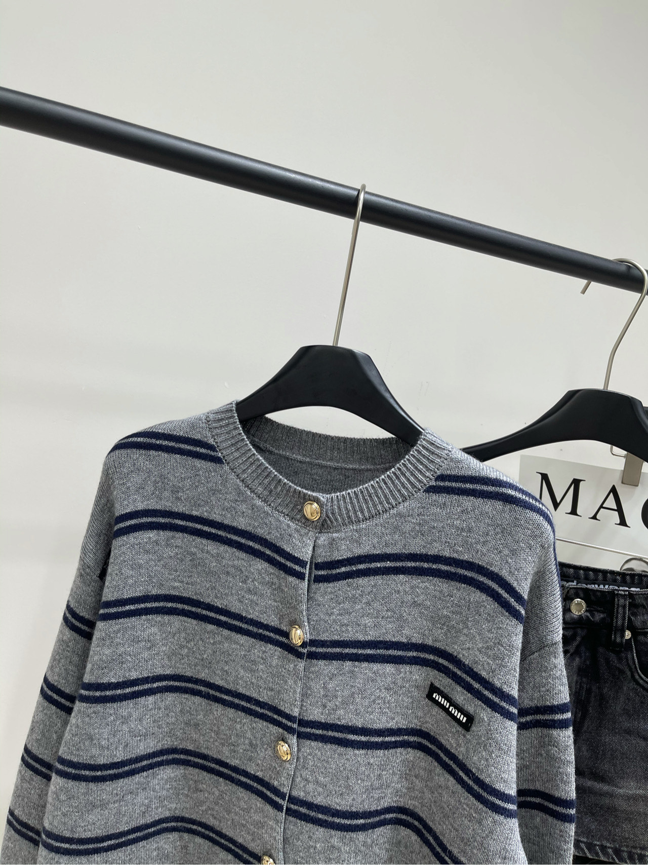 【M灰蓝条纹金扣圆领开衫】🔺，面料：羊毛混纺颜色：灰蓝条纹25AW秋冬新款 金扣撞色条纹针织开衫外套🧩简