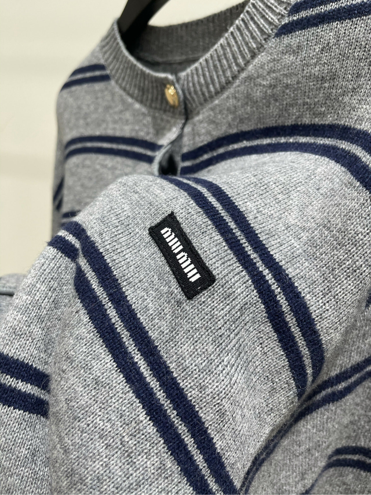 【M灰蓝条纹金扣圆领开衫】🔺，面料：羊毛混纺颜色：灰蓝条纹25AW秋冬新款 金扣撞色条纹针织开衫外套🧩简