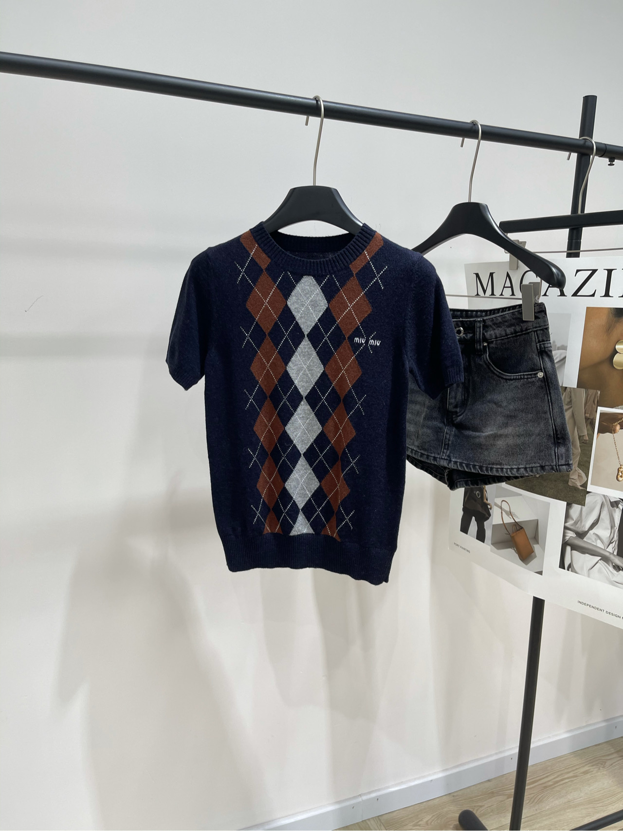 NO:457608,P, [M hidden blue diamond circle neck knitted short sleeves], fabric wool cashmere blended color hidden blue diamond grille, autumn and winter new contrasting color diamond cashmere knitted short sleeves retro contrasting color college style, good-looking single or layered, easy to wear with shorts or skirts to create a sweet and retro girlish feeling. Flat size S shoulder width 33, bust 78 elastic, 54 length, sleeve length 24 M shoulder width 34, bust 82 elastic, 55 length, sleeve length 25 L shoulder width 35, bust 86 elastic, 56 length, sleeve length 26 manual measurement will have 2~3cm errors within the normal range, skirts, shorts, T-shirt, alexander wang19860909P,【M藏蓝菱格圆领针织短袖】 ,面料羊毛羊绒混纺 颜色藏蓝菱格 秋冬新款撞色菱格羊绒针织短袖 复古撞色学院风 单穿或者叠穿都好看 搭配短裤或者半裙轻松穿出乖甜复古少女感 平铺尺码 S肩宽33,胸围78弹力,衣长54,袖长24 M肩宽34,胸围82弹力,衣长55,袖长25 L肩宽35,胸围86弹力,衣长56,袖长26 手工测量会有2~3cm误差属于正常范围,,skirts,shorts,T-shirt,alexander wang,Women's clothing