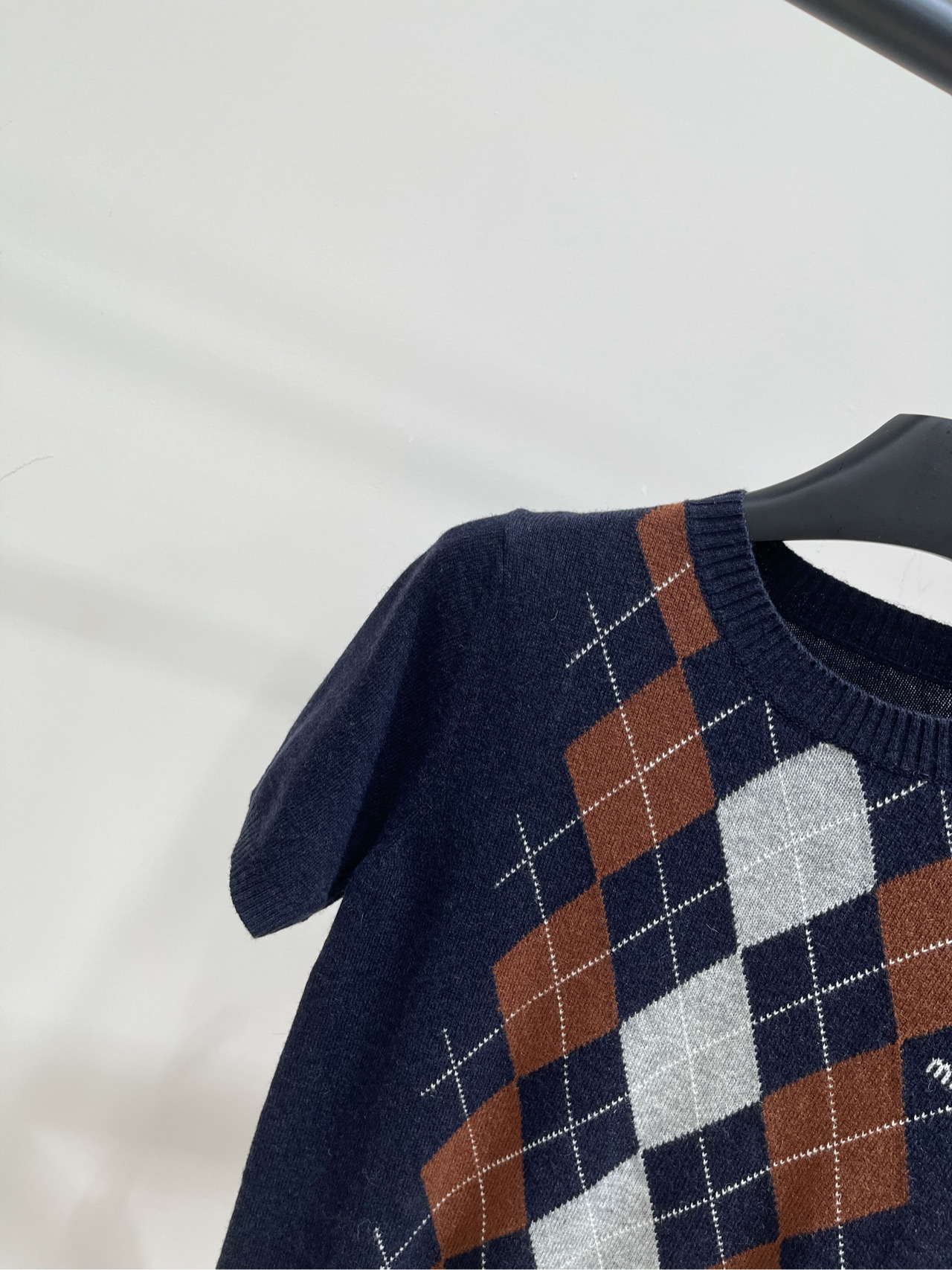 【M藏蓝菱格圆领针织短袖】🔺，面料：羊毛羊绒混纺颜色：藏蓝菱格2025秋冬新款撞色菱格羊绒针织短袖复古撞