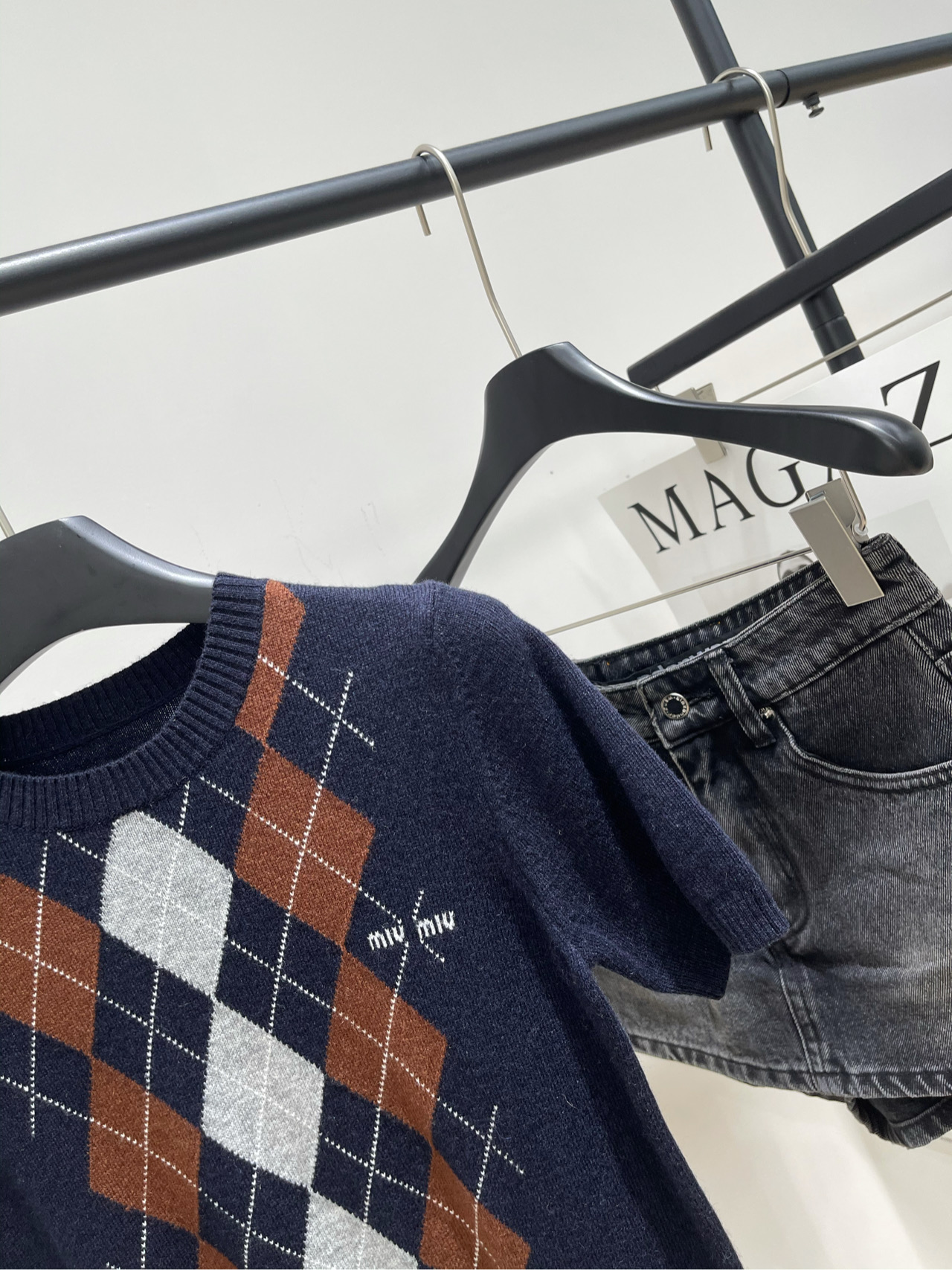 【M藏蓝菱格圆领针织短袖】🔺，面料：羊毛羊绒混纺颜色：藏蓝菱格2025秋冬新款撞色菱格羊绒针织短袖复古撞