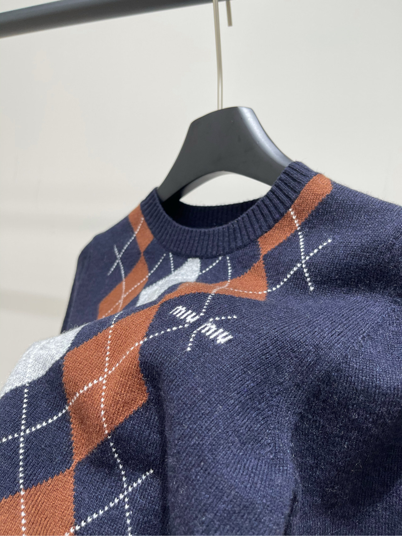 【M藏蓝菱格圆领针织短袖】🔺，面料：羊毛羊绒混纺颜色：藏蓝菱格2025秋冬新款撞色菱格羊绒针织短袖复古撞