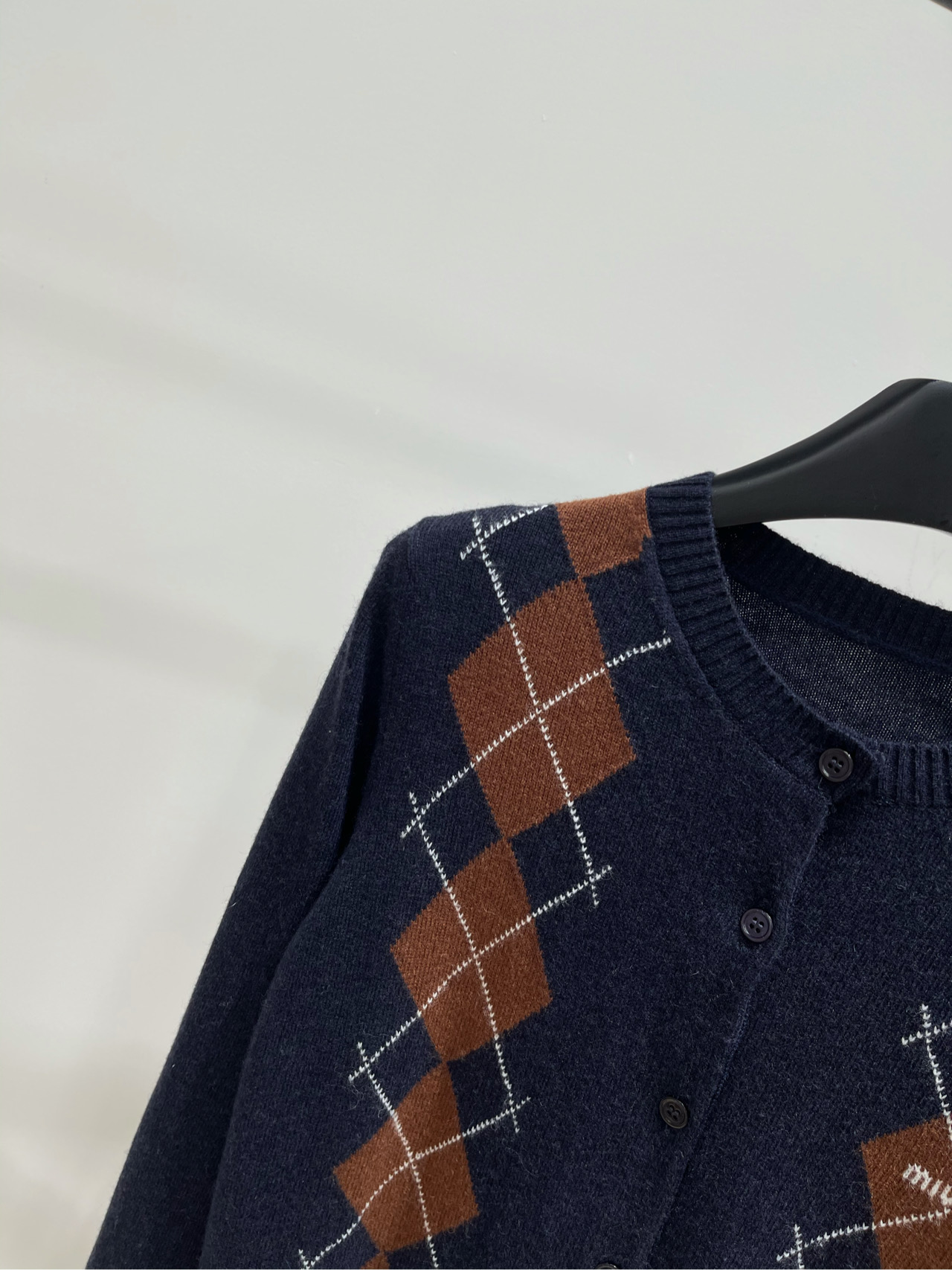 【M藏蓝菱格单排扣长袖开衫】🔺，面料：羊毛羊绒混纺颜色：藏蓝菱格2025秋冬新款撞色菱格羊绒针织开衫版型