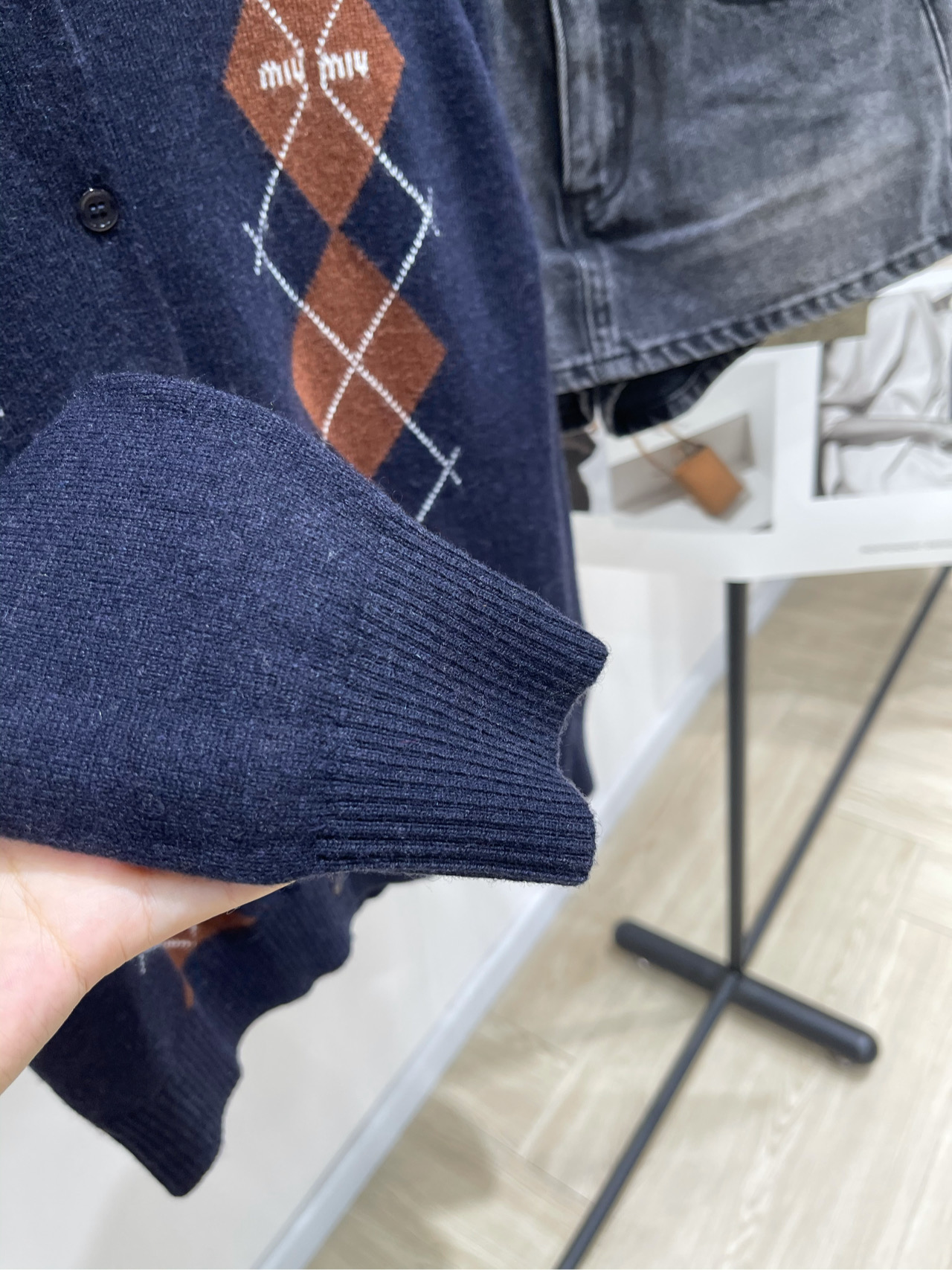 【M藏蓝菱格单排扣长袖开衫】🔺，面料：羊毛羊绒混纺颜色：藏蓝菱格2025秋冬新款撞色菱格羊绒针织开衫版型