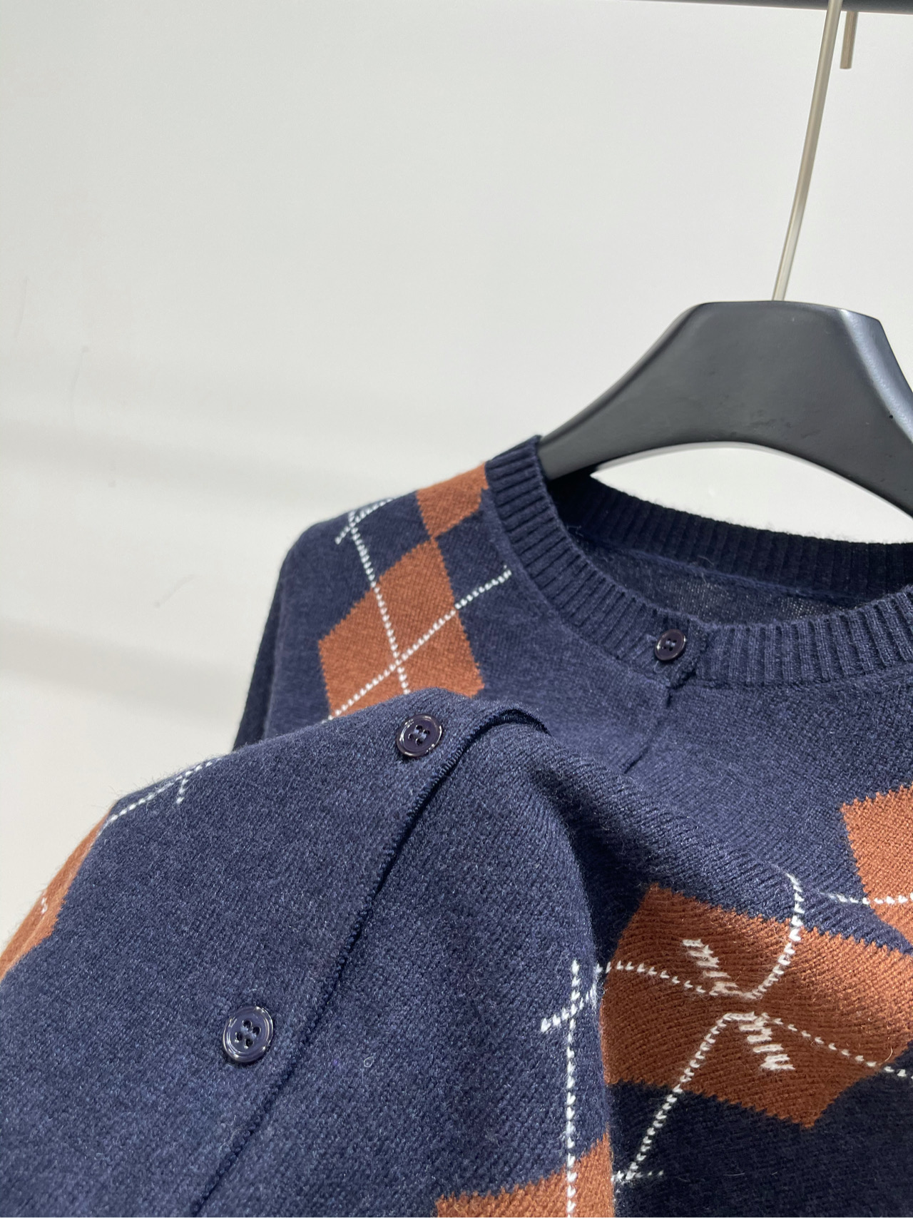 【M藏蓝菱格单排扣长袖开衫】🔺，面料：羊毛羊绒混纺颜色：藏蓝菱格2025秋冬新款撞色菱格羊绒针织开衫版型