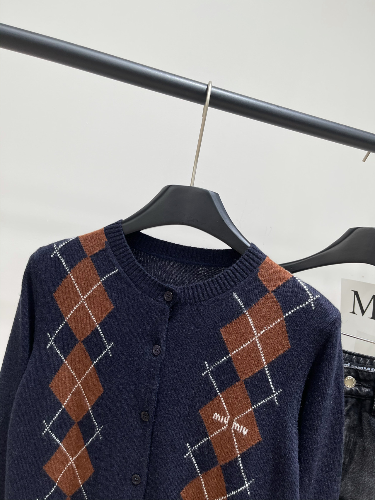 【M藏蓝菱格单排扣长袖开衫】🔺，面料：羊毛羊绒混纺颜色：藏蓝菱格2025秋冬新款撞色菱格羊绒针织开衫版型