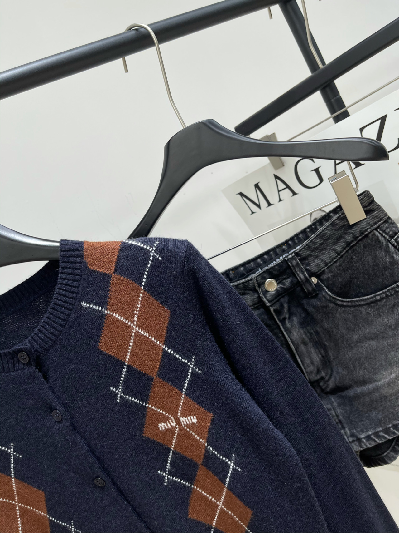 【M藏蓝菱格单排扣长袖开衫】🔺，面料：羊毛羊绒混纺颜色：藏蓝菱格2025秋冬新款撞色菱格羊绒针织开衫版型