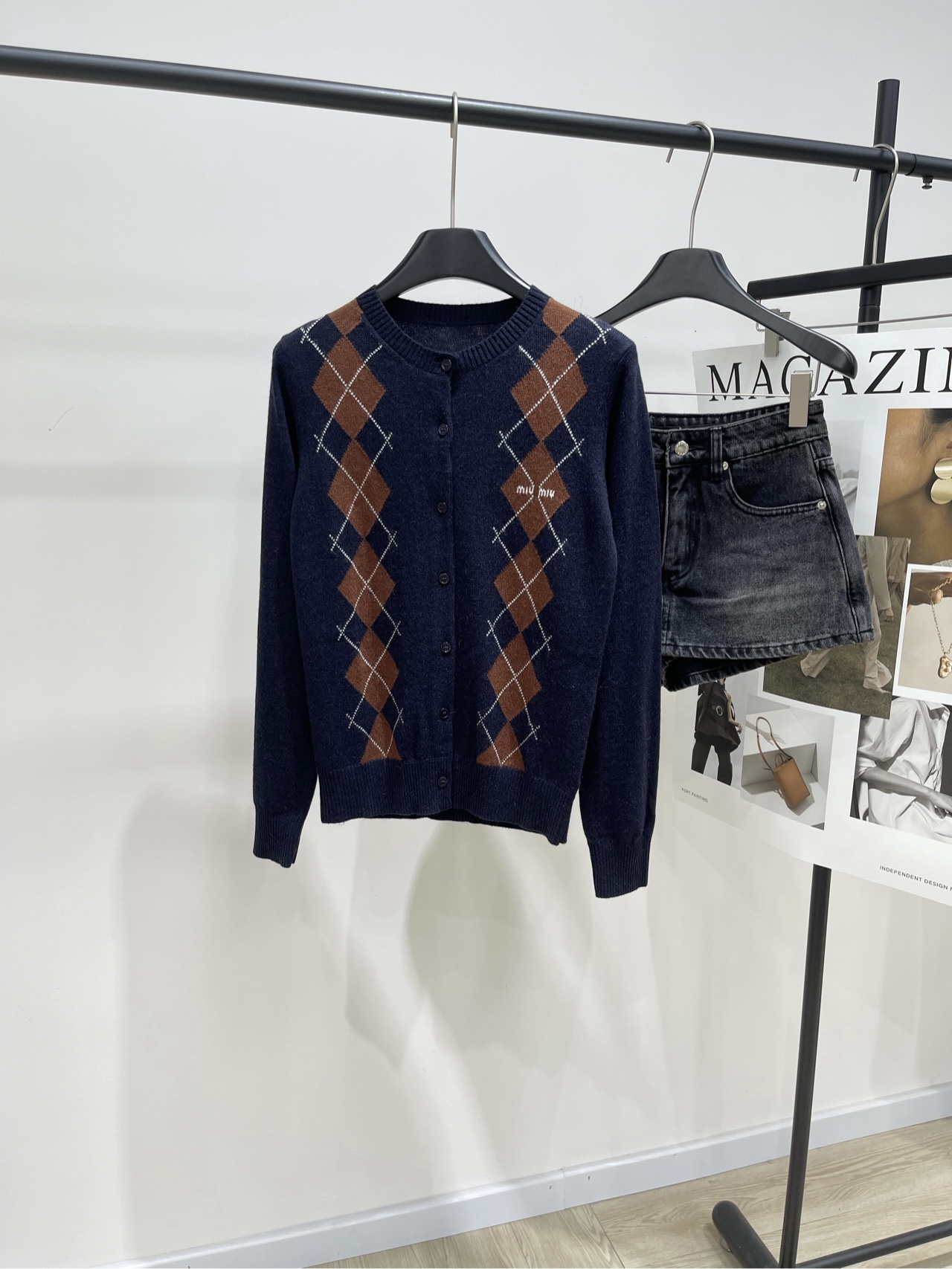 NO:457618,[M hidden blue diamond-shaped single-breasted long-sleeved cardigan], fabric wool cashmere blended color hidden blue diamond-shaped cardigan 2025 autumn and winter new contrasting color diamond-shaped cashmere knit cardigan, different from the market low version of the style open mold and color shell round button opening and closing. Retro college-style cardigan, temporary must-have, both single or layered, easy to wear with shorts or skirts to create a sweet and retro girlish feeling. Flat size S shoulder width 35, bust 80 elastic, 55, sleeve length 60 M shoulder width 36, bust 84 elastic, 57, sleeve length 61 L shoulder width 37, bust 88 elastic, 59, sleeve length 62 Manual measurement will have 2~3cm errors within the normal range, skirts, shorts, alexander wang19860909【M藏蓝菱格单排扣长袖开衫】 ,面料羊毛羊绒混纺 颜色藏蓝菱格 2025秋冬新款撞色菱格羊绒针织开衫 版型开模对色贝壳圆扣开合区别市场低版 复古学院风开衫,暂时必备 单穿或者叠穿都好看 搭配短裤或者半裙轻松穿出乖甜复古少女感 平铺尺码 S肩宽35,胸围80弹力,衣长55,袖长60 M肩宽36,胸围84弹力,衣长57,袖长61 L肩宽37,胸围88弹力,衣长59,袖长62 手工测量会有2~3cm误差属于正常范围,,skirts,shorts,alexander wang,Women's clothing