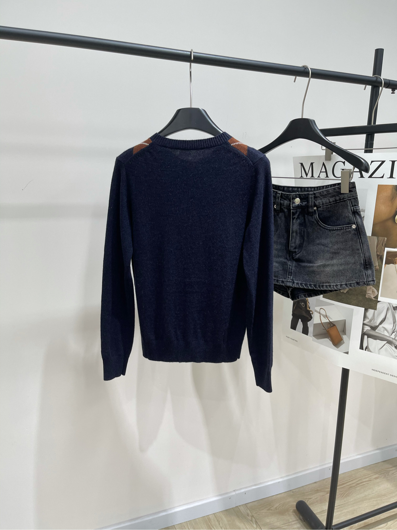 【M藏蓝菱格单排扣长袖开衫】🔺，面料：羊毛羊绒混纺颜色：藏蓝菱格2025秋冬新款撞色菱格羊绒针织开衫版型