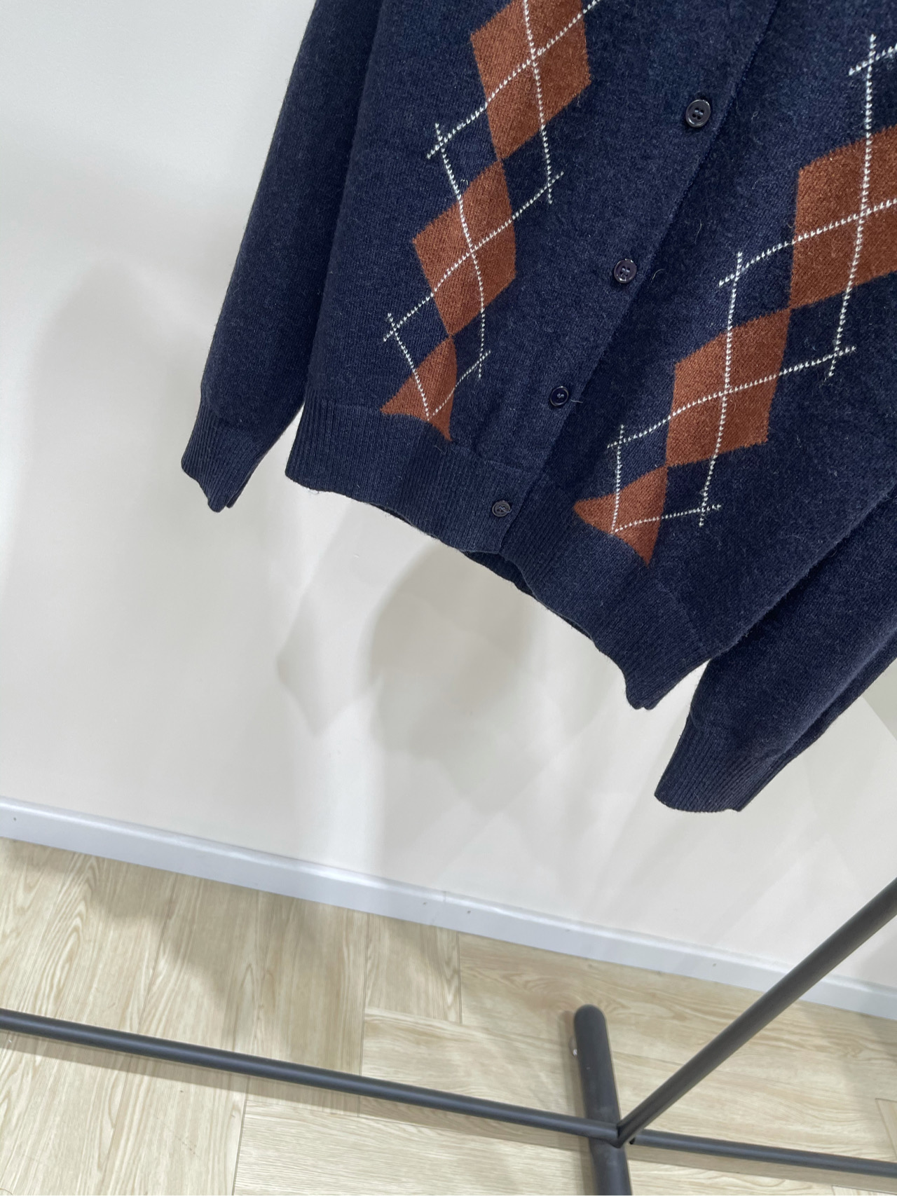 【M藏蓝菱格单排扣长袖开衫】🔺，面料：羊毛羊绒混纺颜色：藏蓝菱格2025秋冬新款撞色菱格羊绒针织开衫版型