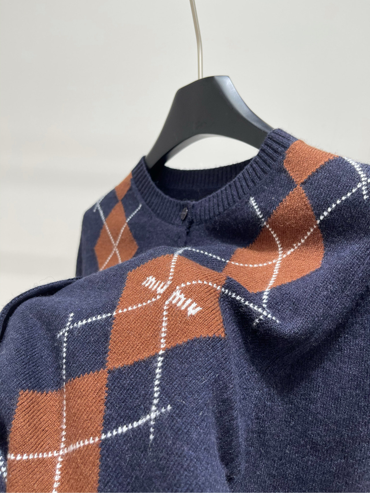 【M藏蓝菱格单排扣长袖开衫】🔺，面料：羊毛羊绒混纺颜色：藏蓝菱格2025秋冬新款撞色菱格羊绒针织开衫版型