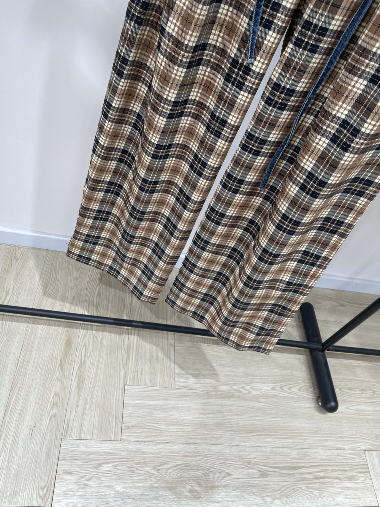 【Ann牛仔边棕色格纹休闲长裤】🔺，面料：棉聚酯纤维混纺颜色：棕色格纹25ss 牛仔拼接棕格纹宽松垂感阔