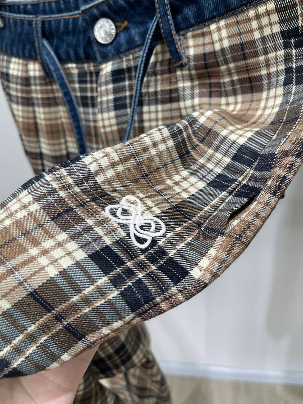 【Ann牛仔边棕色格纹休闲长裤】🔺，面料：棉聚酯纤维混纺颜色：棕色格纹25ss 牛仔拼接棕格纹宽松垂感阔