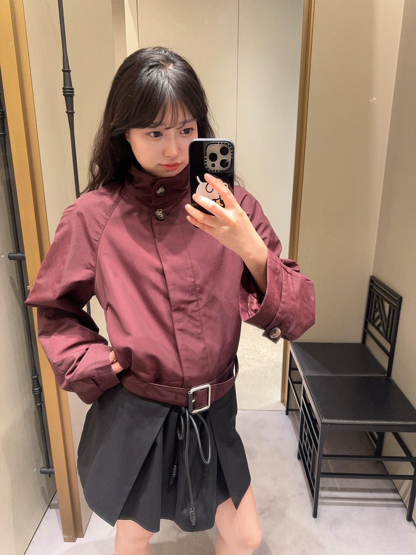 NO:957412,LOEWE｜The tone of this burgundy red stand-collar windbreaker is a direct compliment ||This new burgundy red stand-collar windbreaker is really hard to take away!  The style under the high-end texture is self-evident. The whole upper body shape looks thin. The stand-up collar work jacket is really special!  !  !  ,,loewe,jackets & coats,19860909LOEWE｜这件勃艮第红立领风衣的调性直接夸||这件新款勃艮第红立领风衣真的让人挪不开眼！ 高级质感下的格调不言而喻 整个上身的版型显得人薄薄的 立领工装夹克真的好特别！！！,,loewe,jackets & coats,,Women's clothing