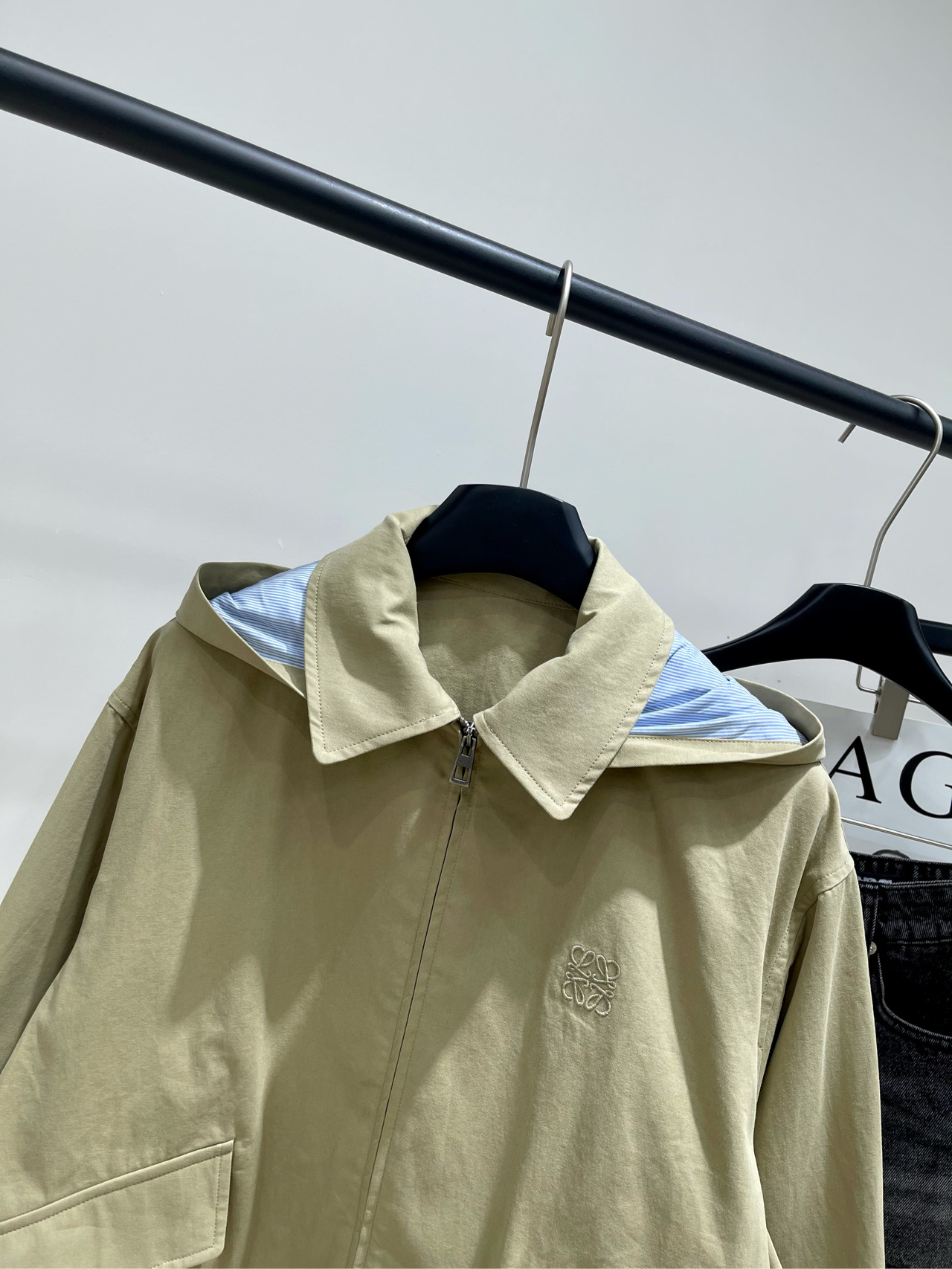 【loe卡其连帽假两件派克风衣】🔺，面料：全棉颜色：卡其色罗意威2025少年感派克风衣也太太太好看啦卡其