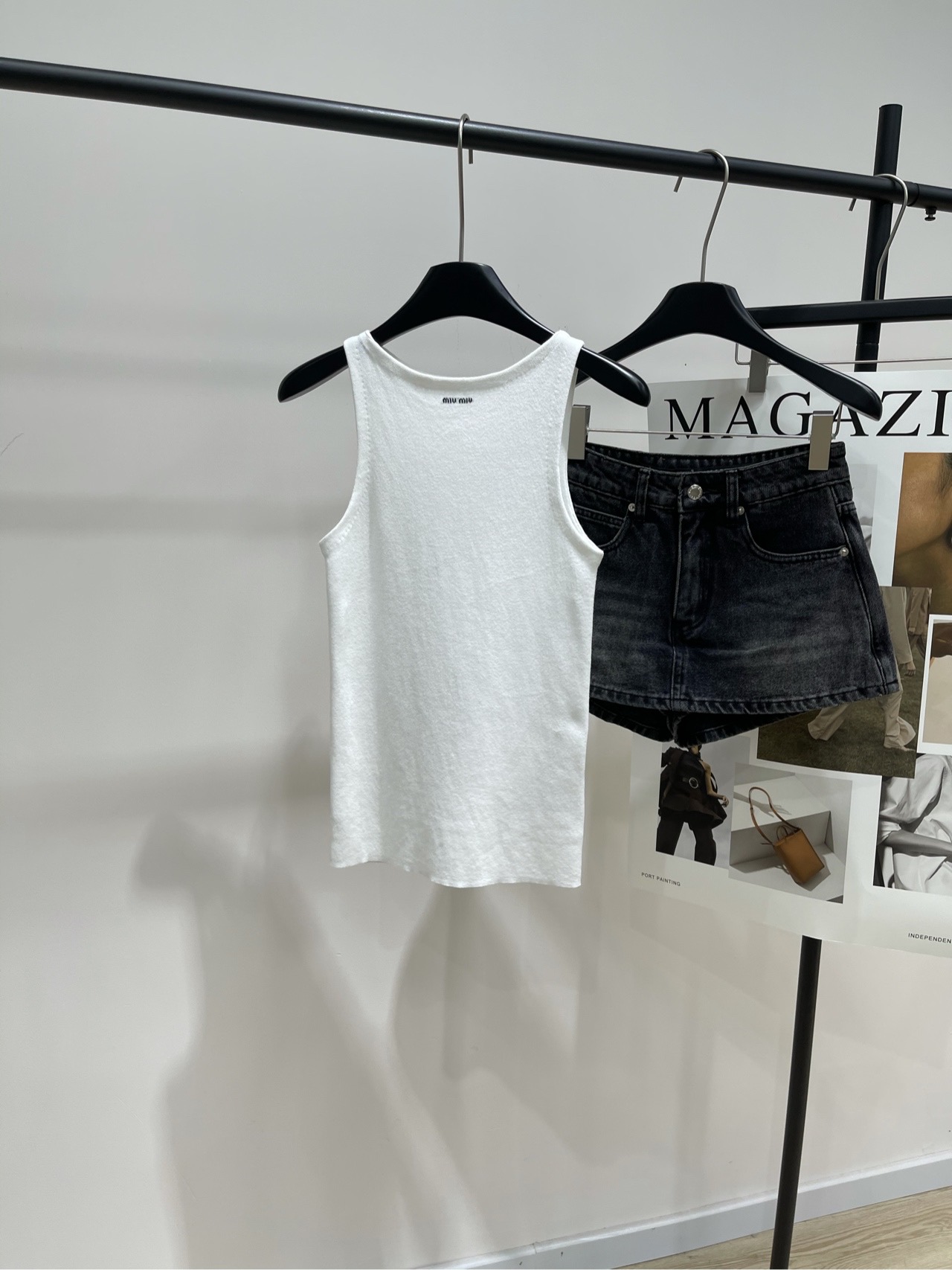 NO:739832,[M White Neck Letter Halter Neck Knitted Vest], Fabric Cotton Color White *｜Cotton Knitted Vest Top 25SS Early Autumn New Style New!  This soft cotton vest combines simple lines with modern style. Its versatile silhouette is suitable for bold layering, evoking a new kind of elegant femininity. Flat size S Shoulder width 25, bust 64 stretch, length 58 M Shoulder width 26, bust 68 stretch, length 59 L Shoulder width 27, bust 72 stretch, length 60 Manual measurement will allow 2~3cm error, which is normal.19860909【M白色领口字母挂脖针织背心】 ,面料棉 颜色白色 *｜棉针织背心上衣 25SS早秋新款上新！ 这款柔软棉质背心结合简约线条与现代风格 其多功能廓形适合大胆叠穿 唤起全新高雅女性气质 平铺尺码 S肩宽25,胸围64弹力,衣长58 M肩宽26,胸围68弹力,衣长59 L肩宽27,胸围72弹力,衣长60 手工测量会有2~3cm误差属于正常范围,,,Women's clothing