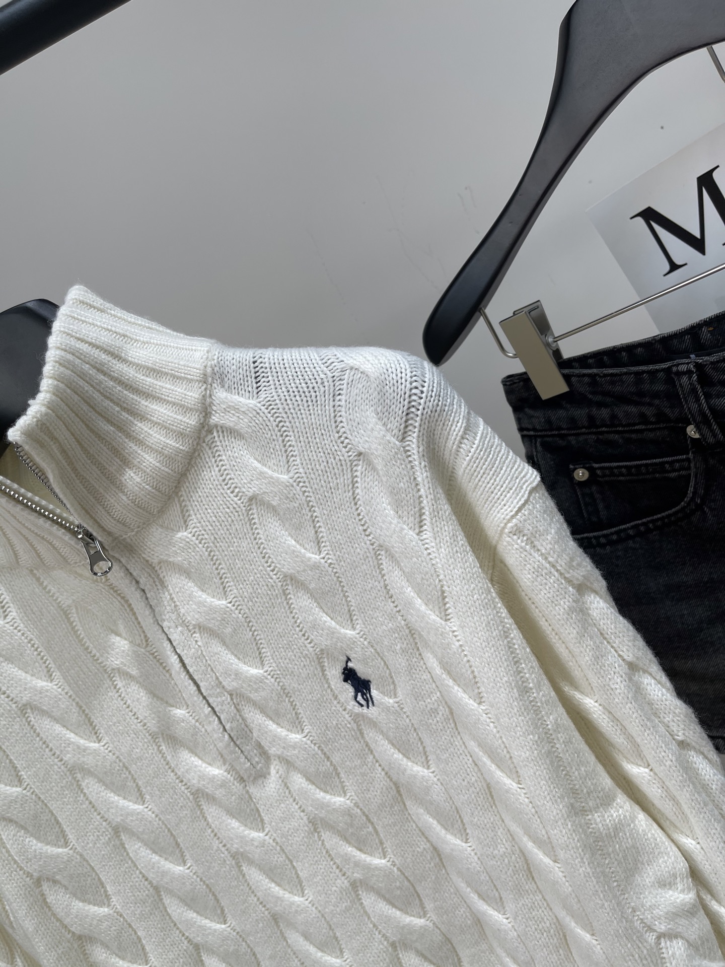 【polo小马刺绣半拉链麻花毛衣】🔺，面料：棉羊毛混纺颜色：米白老钱风穿搭还得是拉夫劳伦这件半拉链毛衣上