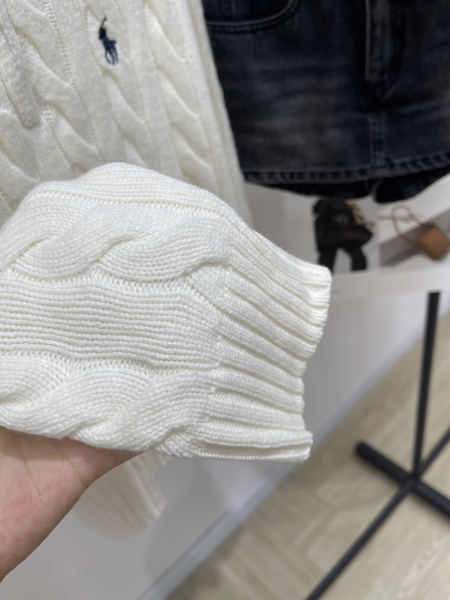 【polo小马刺绣半拉链麻花毛衣】🔺，面料：棉羊毛混纺颜色：米白老钱风穿搭还得是拉夫劳伦这件半拉链毛衣上