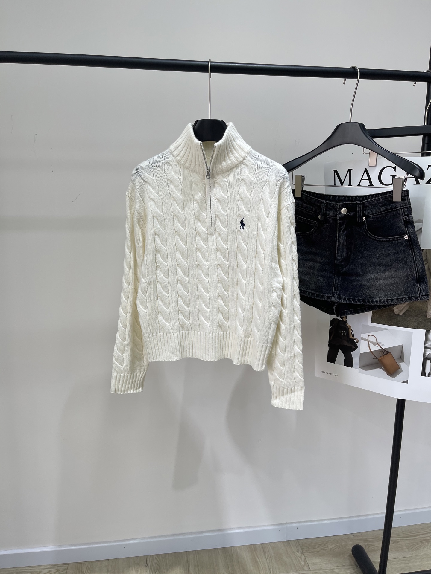 【polo小马刺绣半拉链麻花毛衣】🔺，面料：棉羊毛混纺颜色：米白老钱风穿搭还得是拉夫劳伦这件半拉链毛衣上