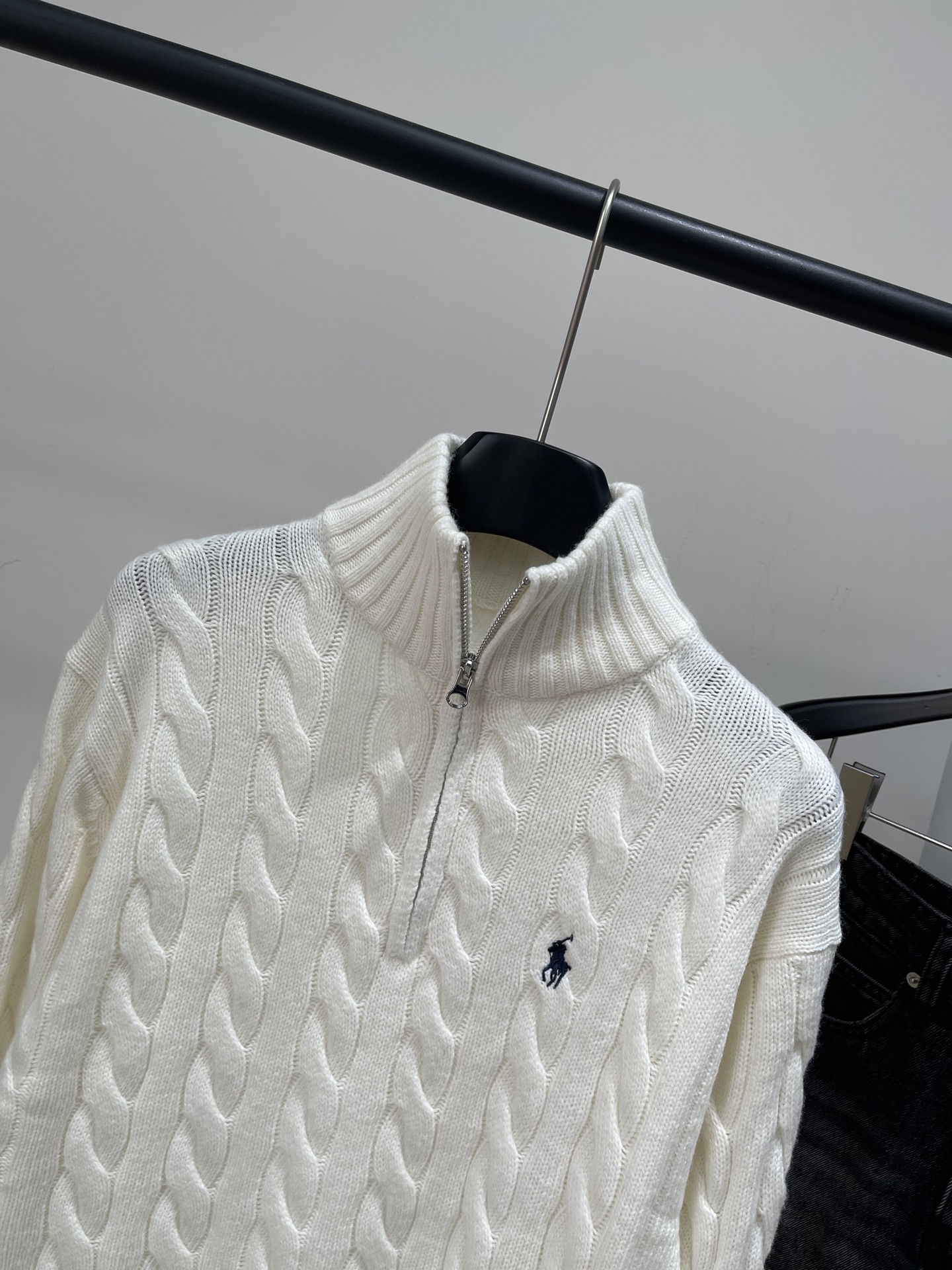 【polo小马刺绣半拉链麻花毛衣】🔺，面料：棉羊毛混纺颜色：米白老钱风穿搭还得是拉夫劳伦这件半拉链毛衣上