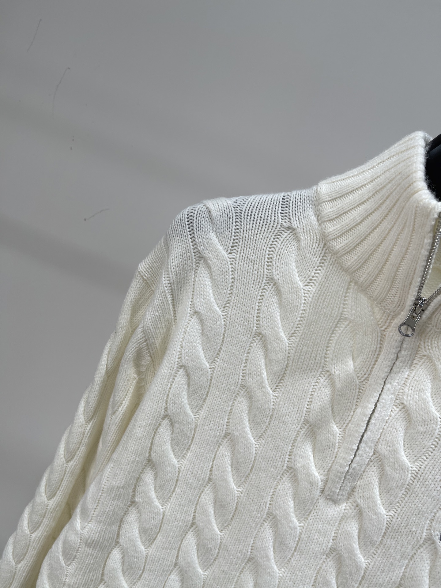 【polo小马刺绣半拉链麻花毛衣】🔺，面料：棉羊毛混纺颜色：米白老钱风穿搭还得是拉夫劳伦这件半拉链毛衣上