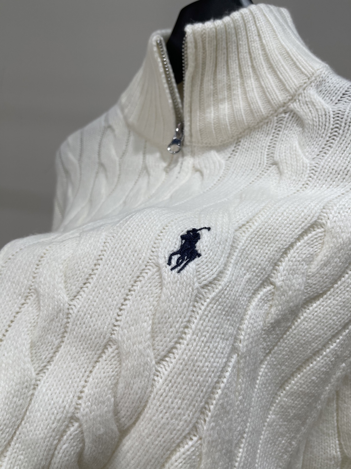 【polo小马刺绣半拉链麻花毛衣】🔺，面料：棉羊毛混纺颜色：米白老钱风穿搭还得是拉夫劳伦这件半拉链毛衣上