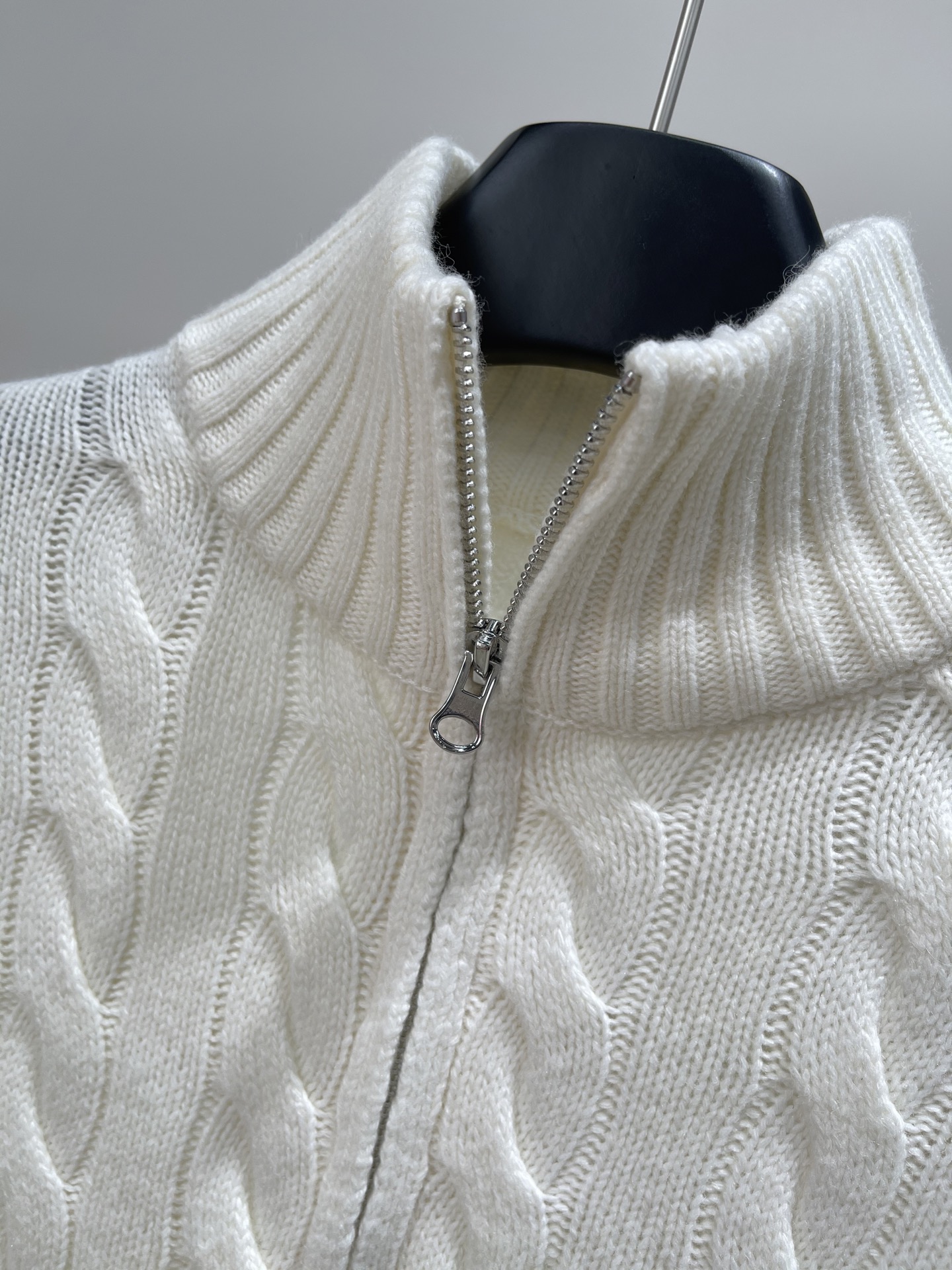 【polo小马刺绣半拉链麻花毛衣】🔺，面料：棉羊毛混纺颜色：米白老钱风穿搭还得是拉夫劳伦这件半拉链毛衣上